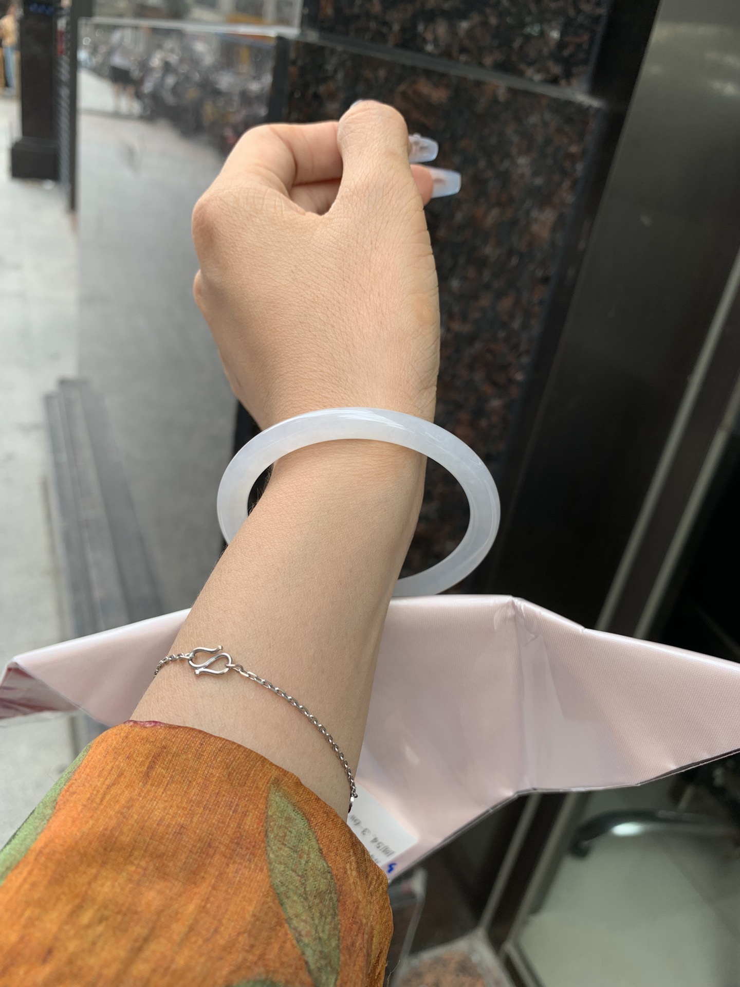 白月光美人条 54.3-7-6 0412-N410-3 打灯细纹，底妆细腻，水水润润的白月光，如同夜空中最温柔的那一抹月光，轻轻洒落你的手腕，带来一份宁静与雅致