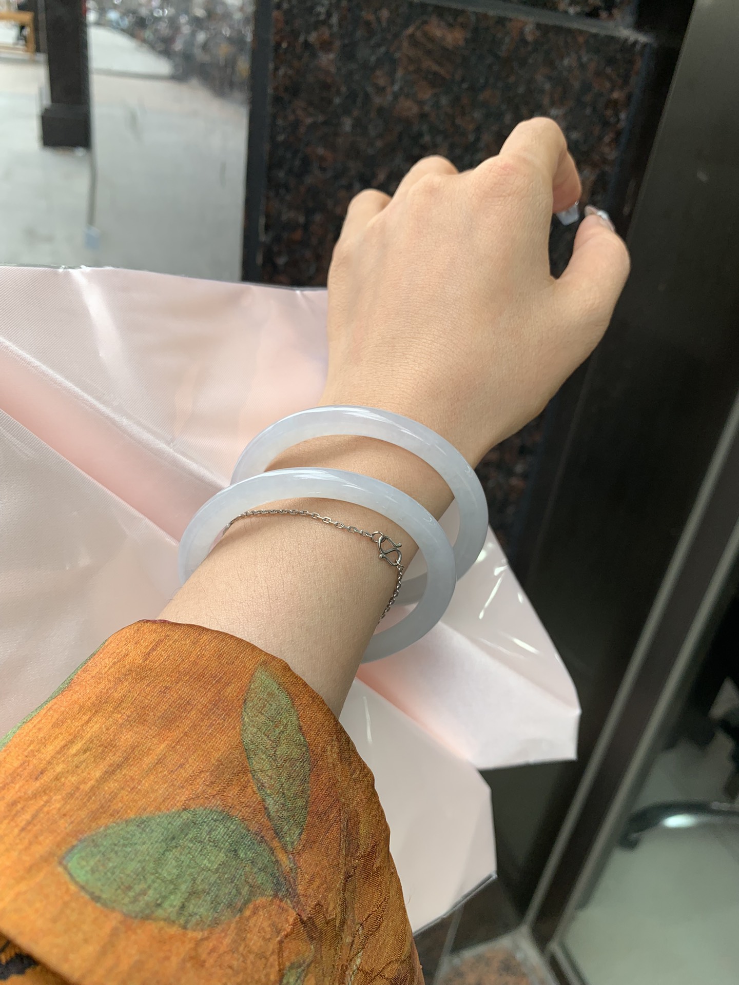 白月光美人条 54-7-5.4 0412-N410-4 打灯细纹，底妆细腻，水水润润的白月光，如同夜空中最温柔的那一抹月光，轻轻洒落你的手腕，带来一份宁静与雅致