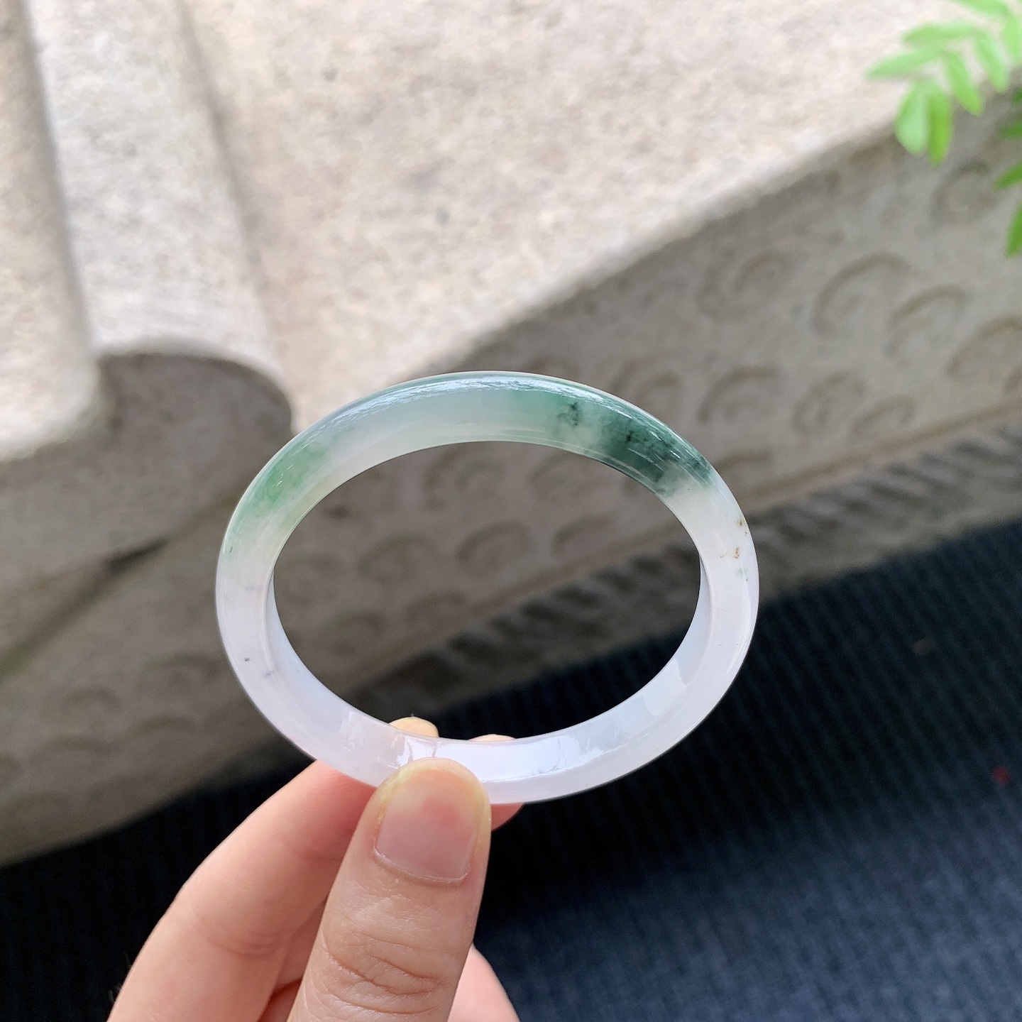 正圈50 51【圈口】51.7/9/5.8【编码】QX041206【描述】糯冰飘花，水润，种老，细腻，打灯有棉线