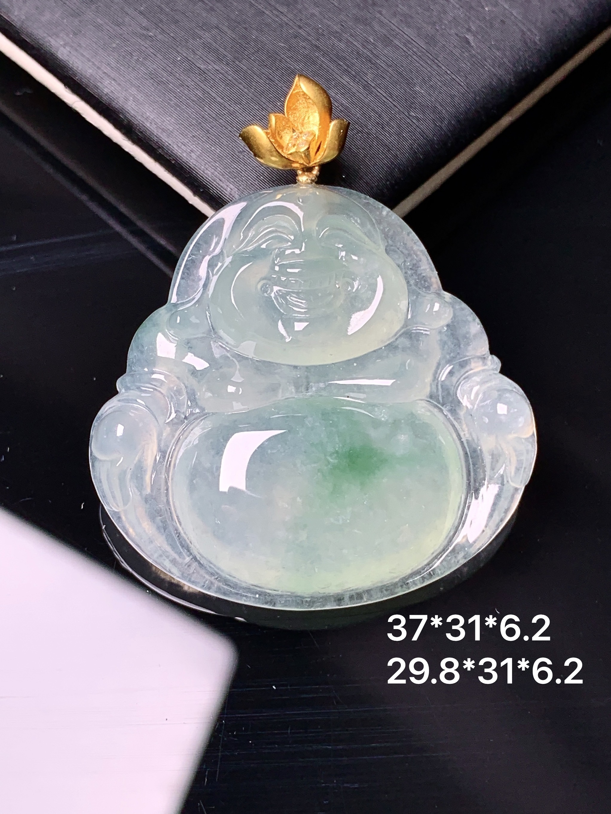 18k金镶嵌冰种飘绿佛公吊坠 玉质细腻 色泽艳丽清新 水润亮眼 整体尺寸37*31*6.2d1