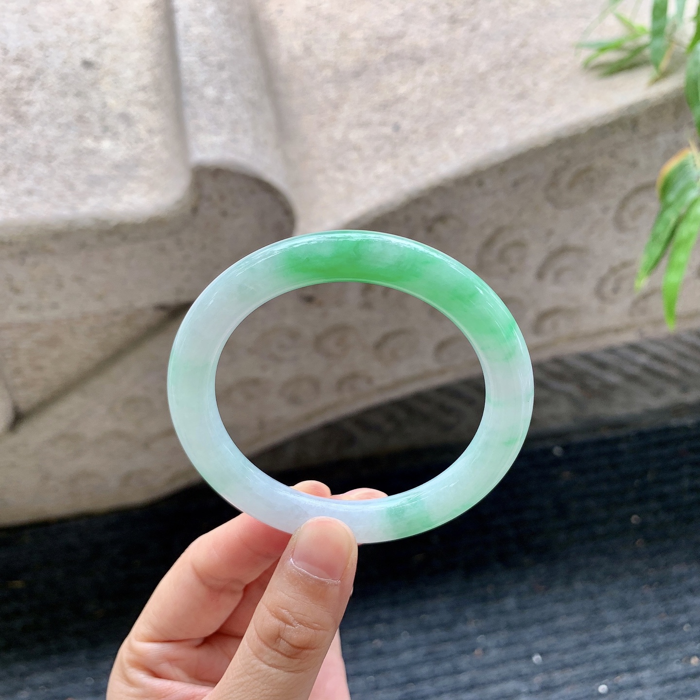 圆条54 55【圈口】54.5/8.8/9【编码】A1121781【描述】细糯飘绿，水润，种老，细腻，有纹线