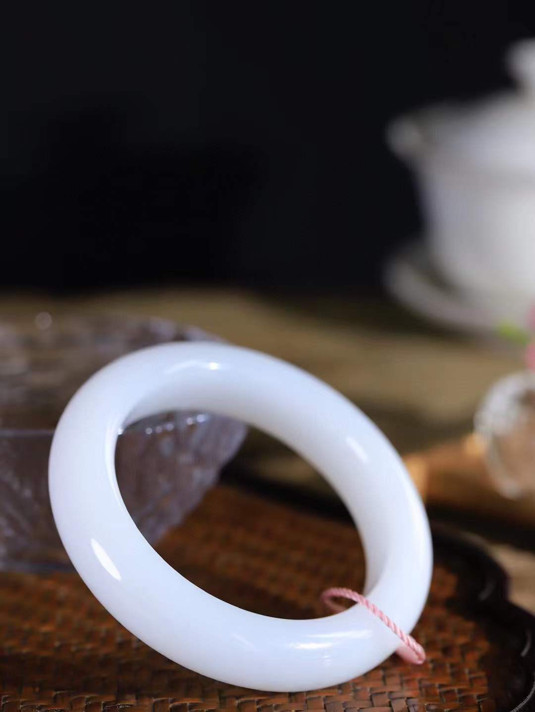 【腕间柔情.手镯】   

精品和田玉糖白玉手镯 玉质温润细腻 油性十足 古朴秀雅 轻抚岁月的栏杆软香温玉，腕间玉镯轻轻晃动，令人情动心间，撷一缕月末的芬芳，把心思铺陈，时光静美，惟有你最温柔。重77.2克   尺寸55.5-14.8-10.5mm  46401155A