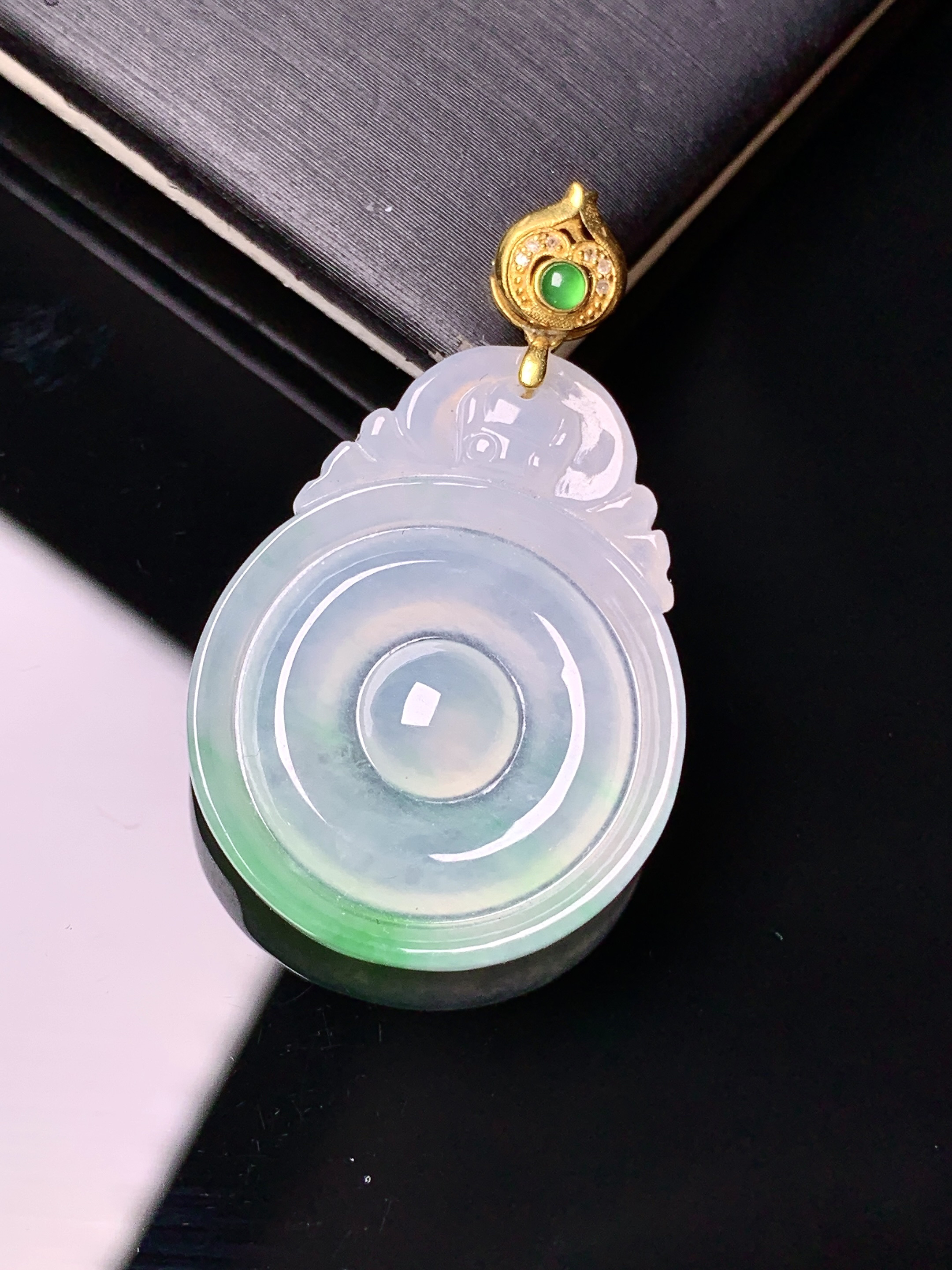 18k金钻镶嵌飘绿福在眼前吊坠 玉质细腻 色泽艳丽清新 水润亮眼 整体尺寸35*21*3.6c5