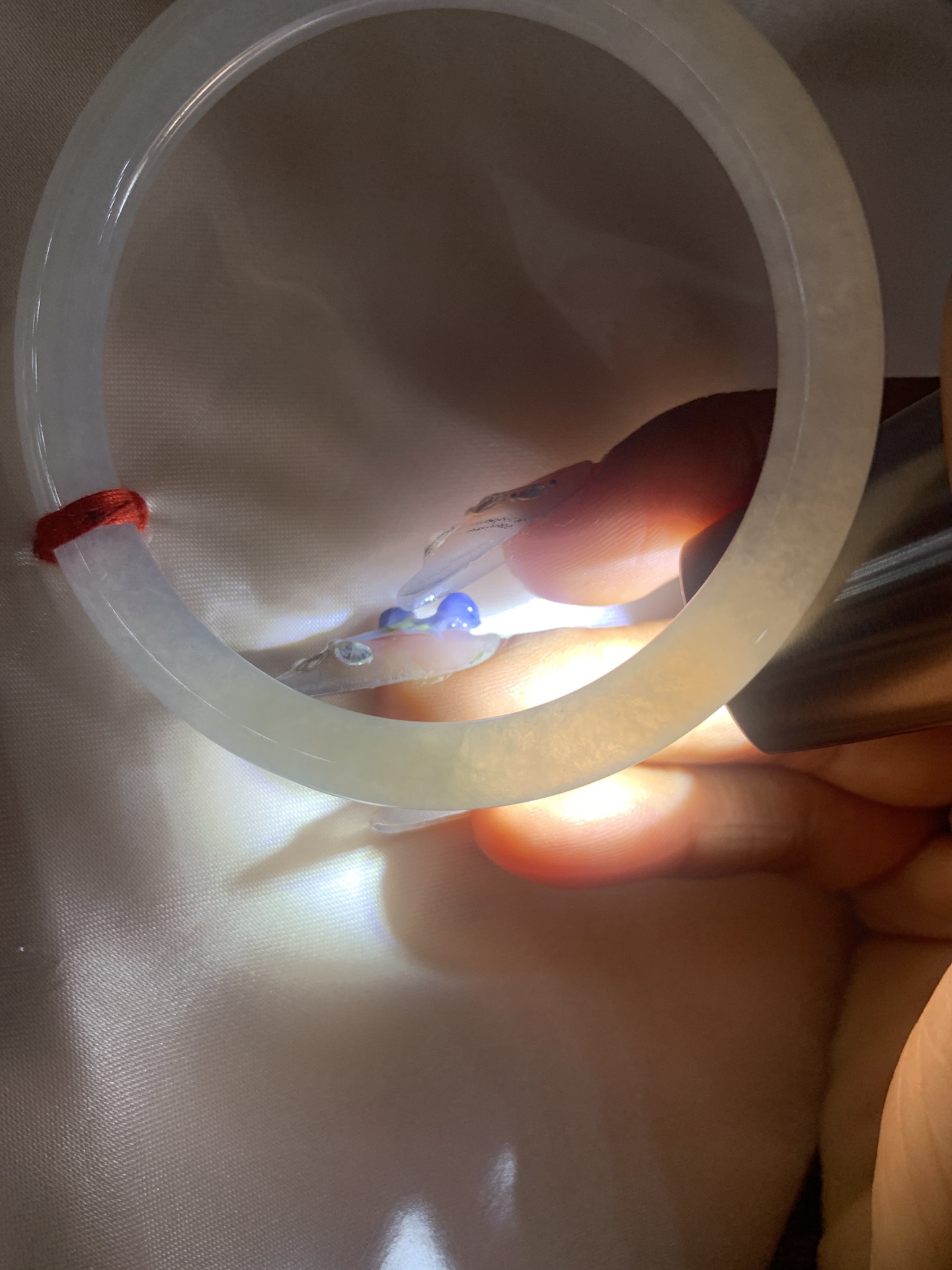 白月光美人条 54.1-7-5.6 0412-N410-2 打灯细纹，底妆细腻，水水润润的白月光，如同夜空中最温柔的那一抹月光，轻轻洒落你的手腕，带来一份宁静与雅致