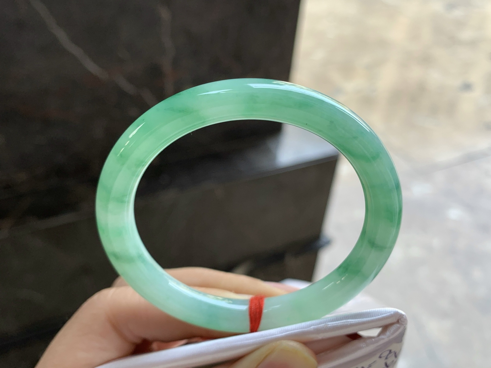 52-9

飘绿圆条手镯^_^色阳 细腻