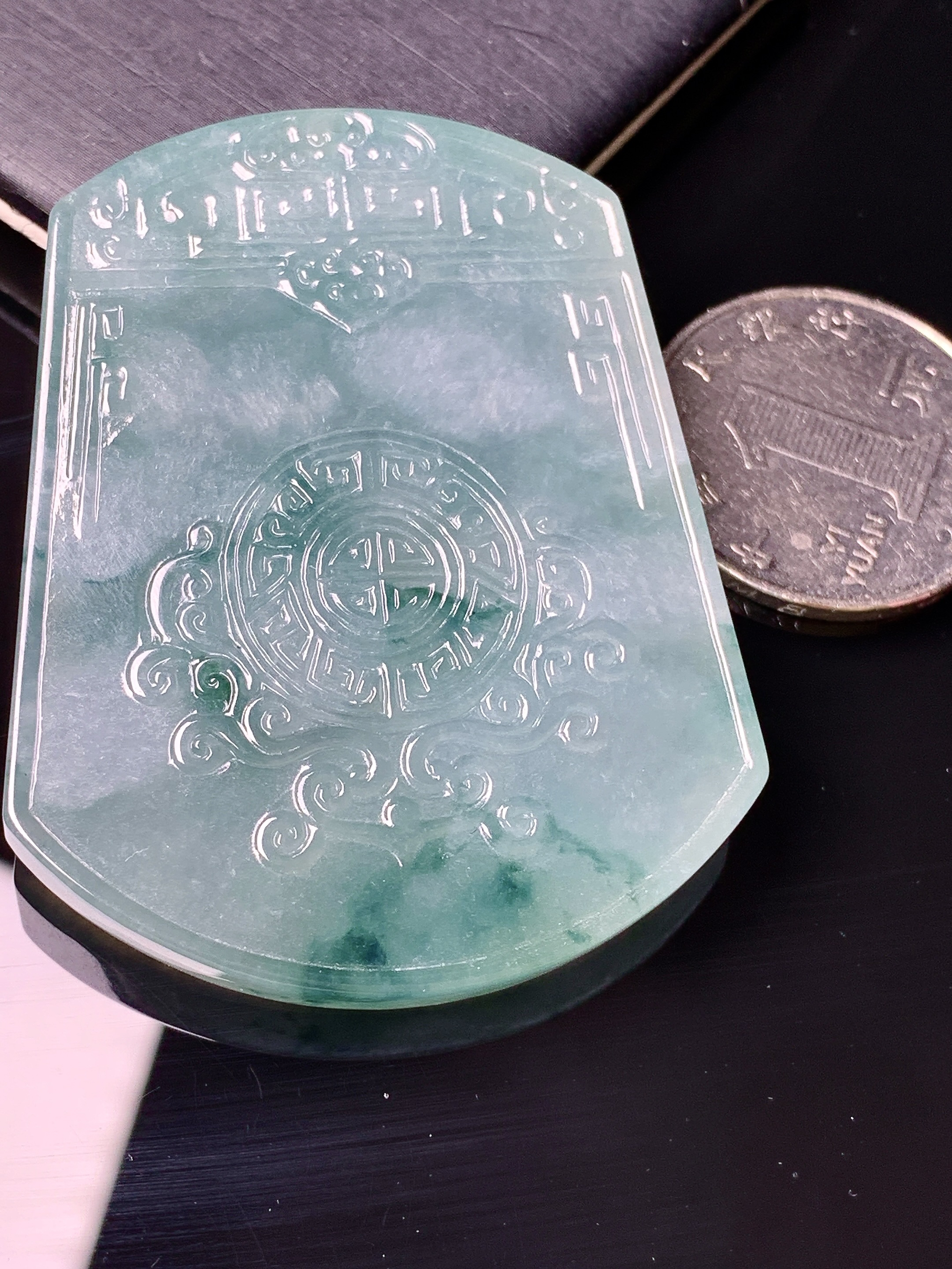 飘绿雕花牌吊坠 玉质细腻 色泽艳丽清新 水润亮眼 整体尺寸54*43*5.8d1