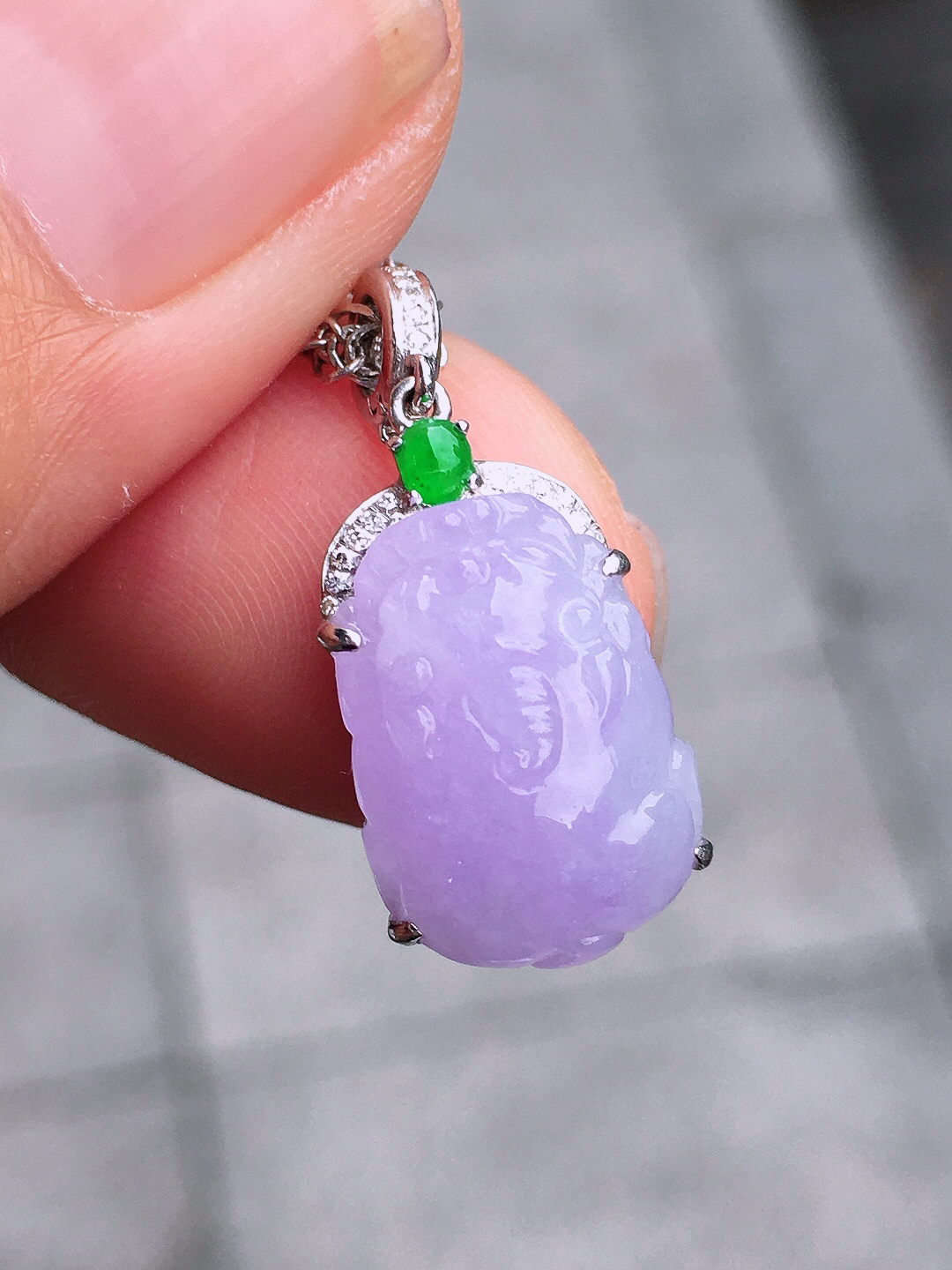 紫罗兰貔貅吊坠，色泽均匀艳丽，玉质细腻，荧光感超
强，饱满圆润，尽显优雅气质，18k
金豪华镶嵌