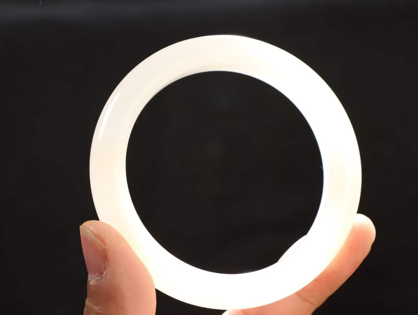 【一见倾心】

精品和田玉白加藕粉双色手镯，色彩温馨，玉质温润细腻 油性十足 手感舒适，款式精美，高华雅逸，线条流畅，佩戴于腕间，婉约之美，举手投足间透出那低调奢华。
重55克  圈口57.3mm 尺寸57-11.5-9.5mm FSO26248038218