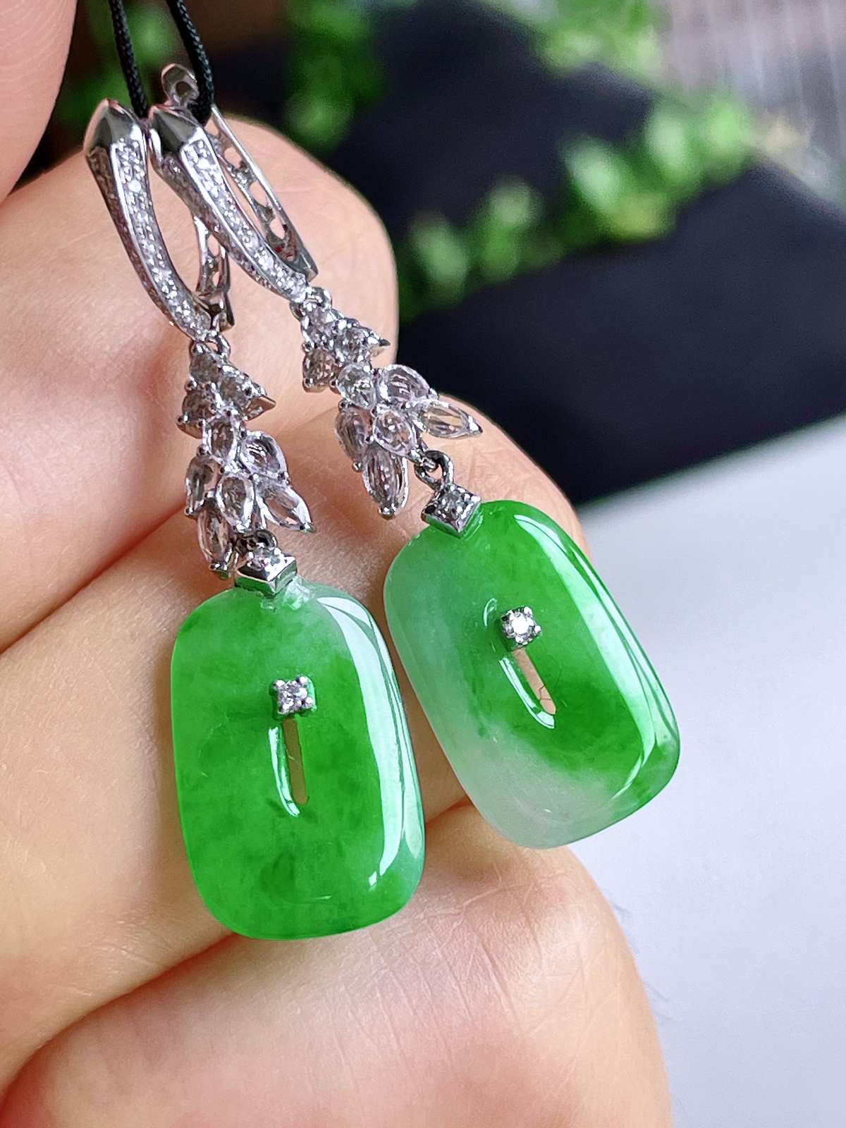 【镶嵌】冰阳绿福贝耳坠 
【说明】缅料 18k金镶嵌 性价比高  
【整体】36
【裸石】14-9.6-1.6