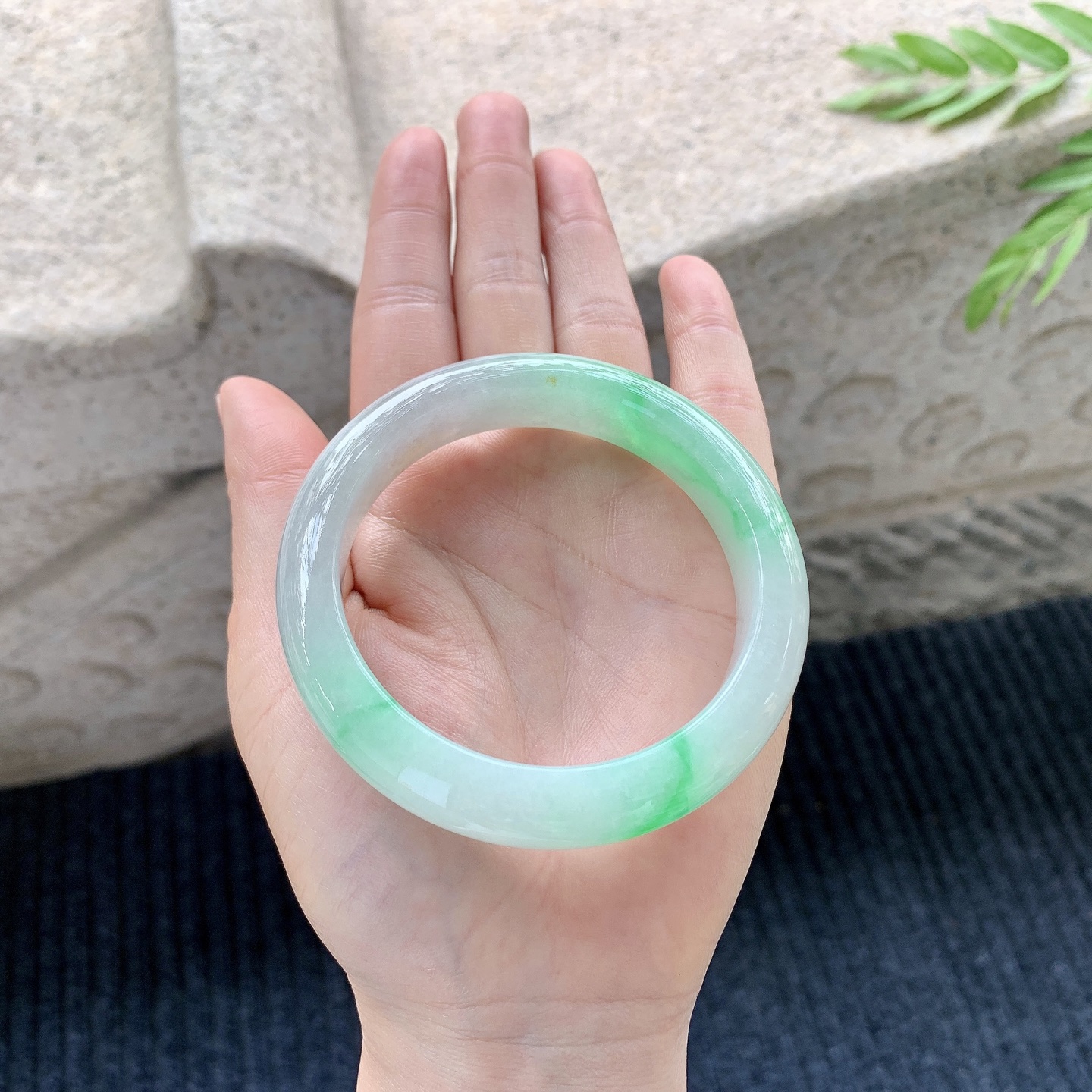 正圈56 57【圈口】57.4/12.9/9.1【编码】A1123072【描述】糯冰飘阳绿，水润，种老，细腻，打灯有絮线