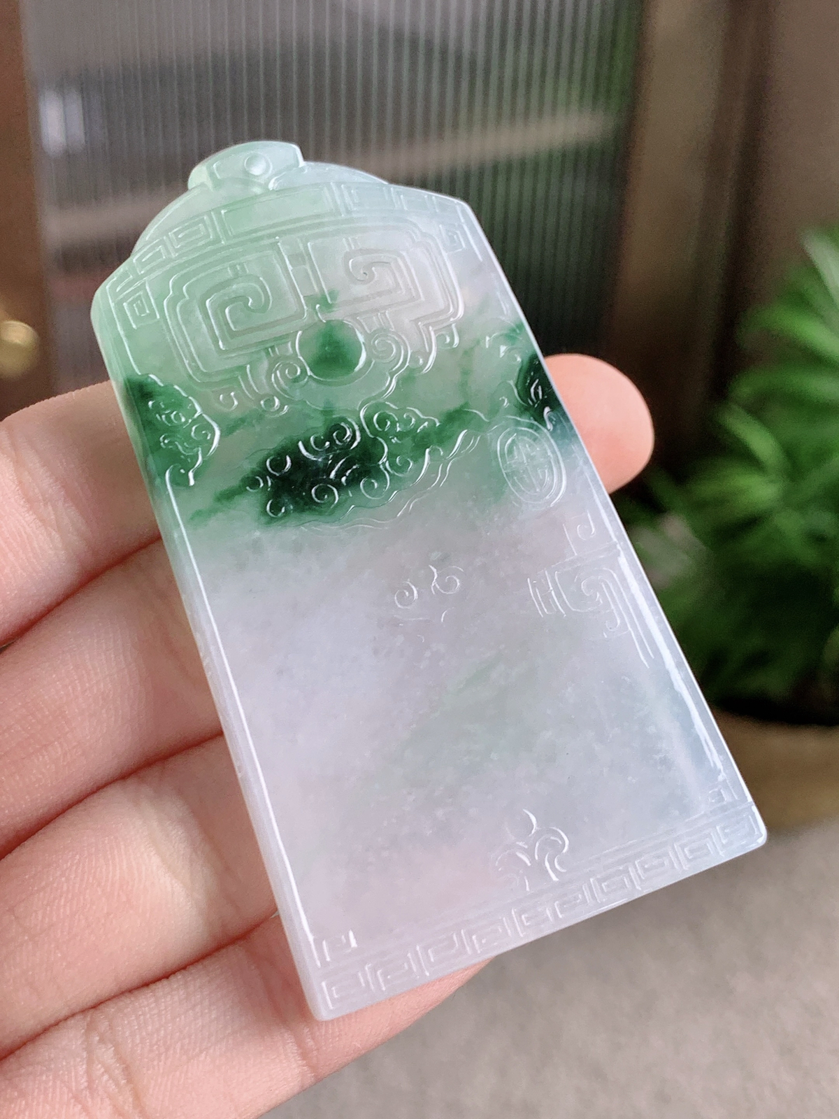 【裸石】冰飘绿花仿古牌无事牌吊坠
【说明】缅料 性价比高  
【尺寸】69.8-38-5.5