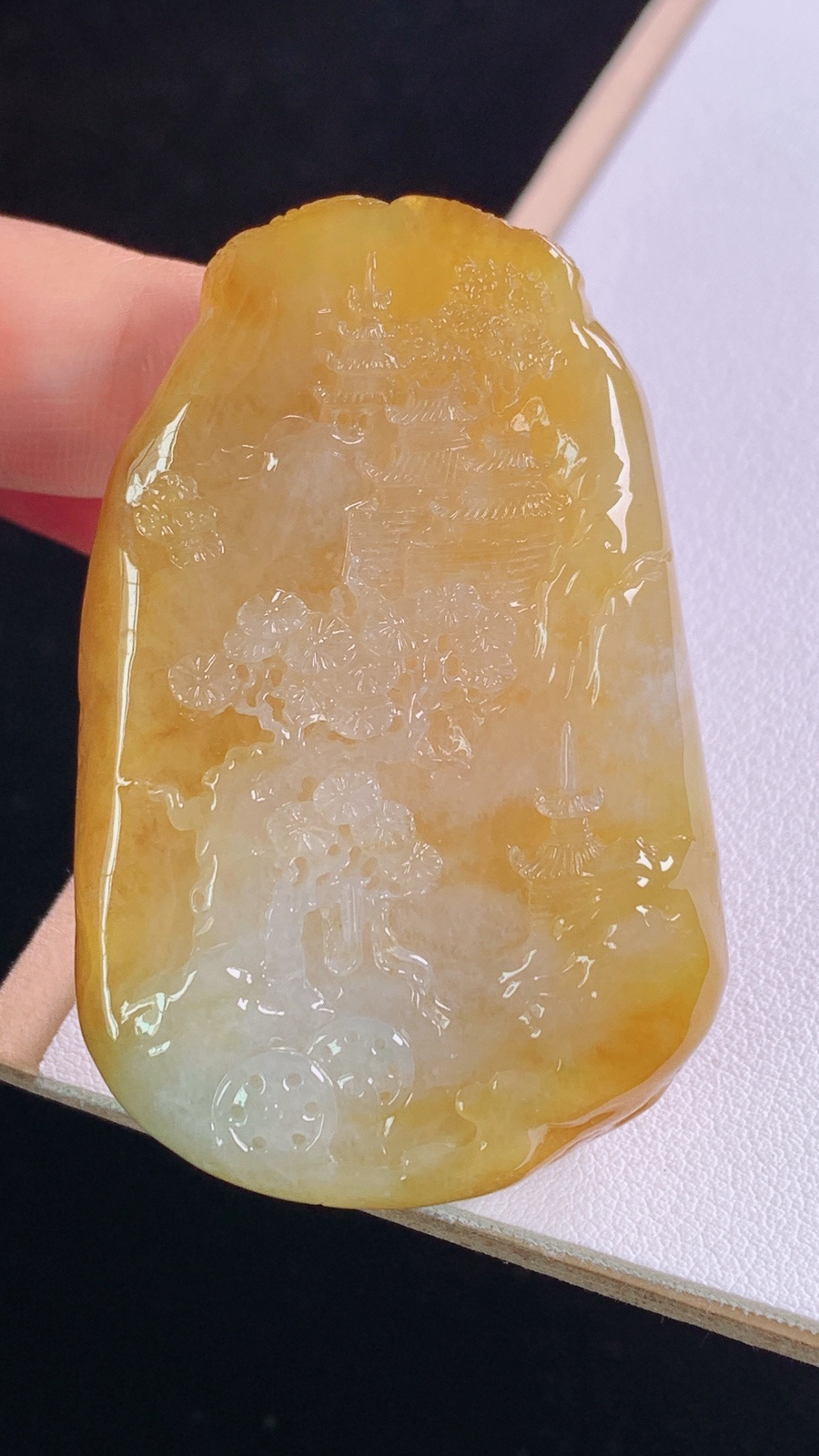 黄翡山水牌
天然黄翡，雕工精湛，
尺寸:55.6-36.9-11.7mm 9