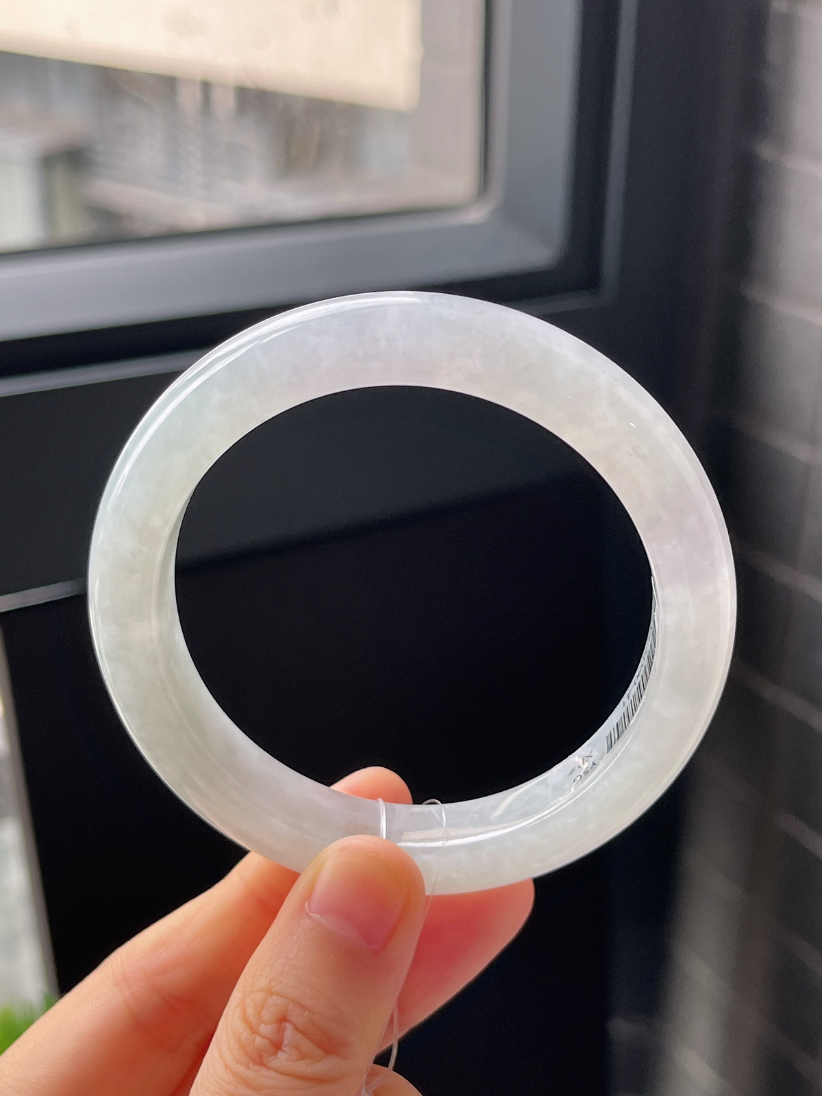 正圈56.8圈口，翡翠冰糯种淡绿色手镯