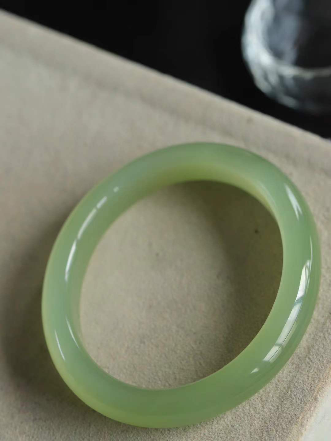 【贵妃镯.玉腕清响】    

精品和田玉晴水贵妃镯，玉质温润细腻 油性十足 相传杨贵妃十分喜爱椭圆形态手镯，后人称其为贵妃镯。因其形与人手腕形相吻合，佩戴更服帖，别具妩媚风格。
重39.5克   正圈内径51-47.5mm尺寸11.8-7.7mm   fDA-88363048