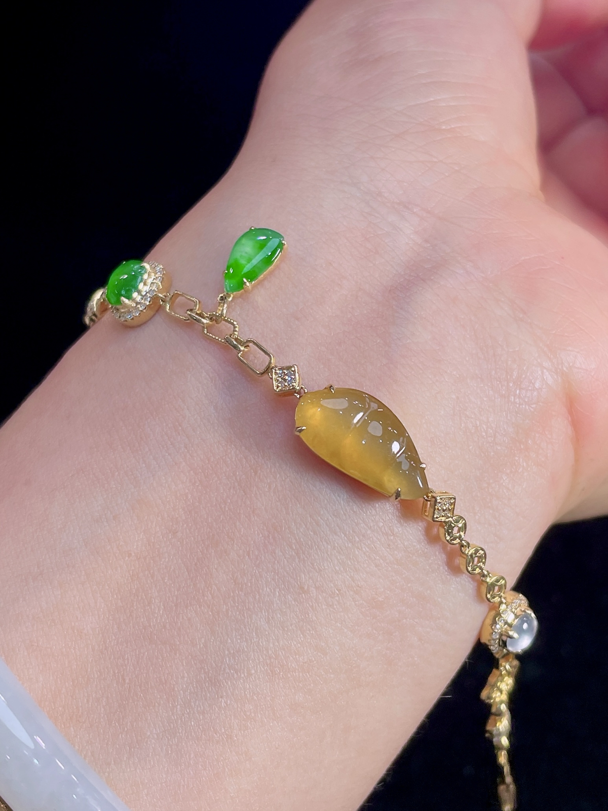 天然缅甸翡翠A货
冰黄翡福豆手链
18k金镶嵌钻石..