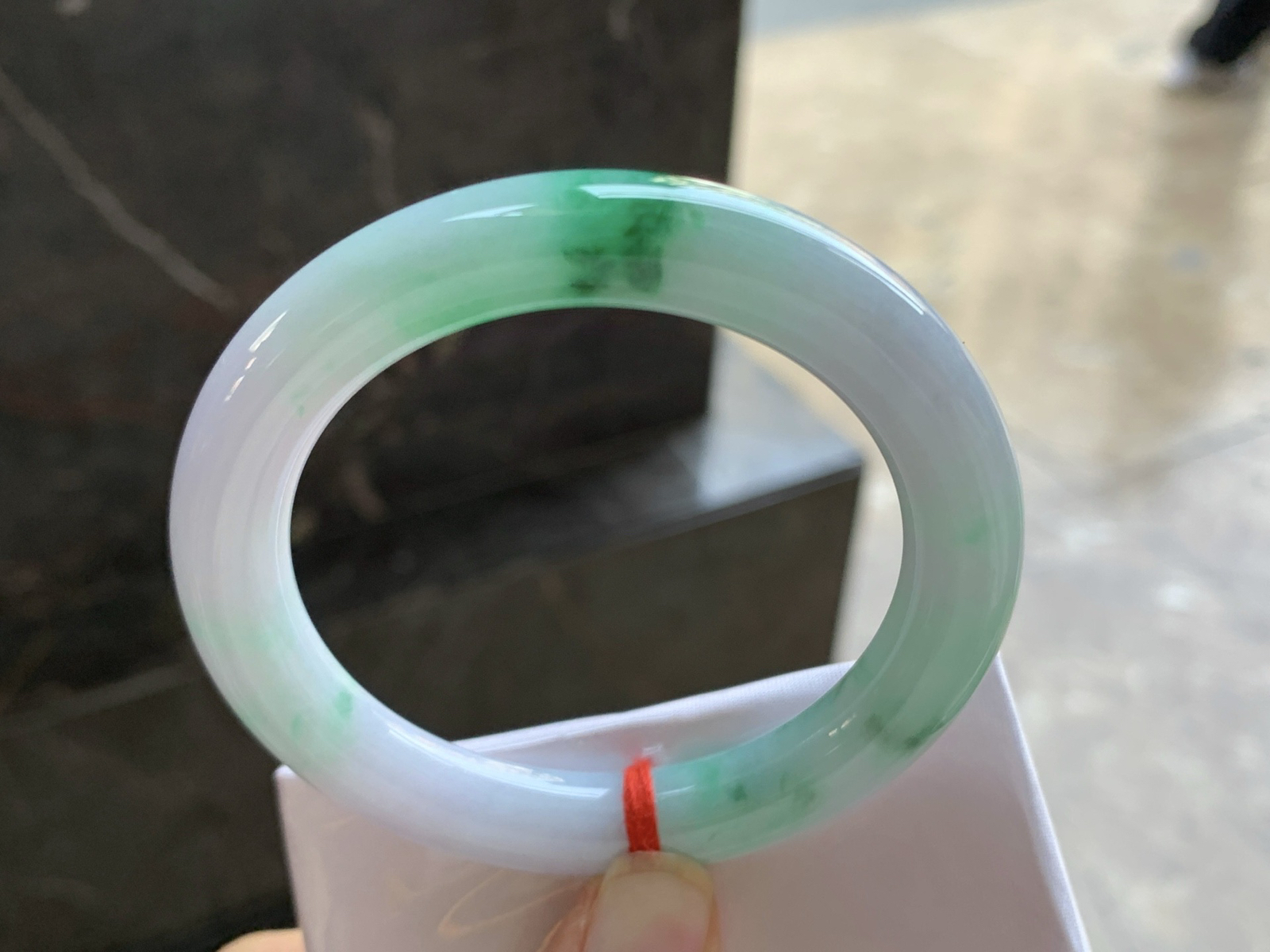 52.5-9.8

飘绿圆条手镯^_^玉质温润 色阳细腻