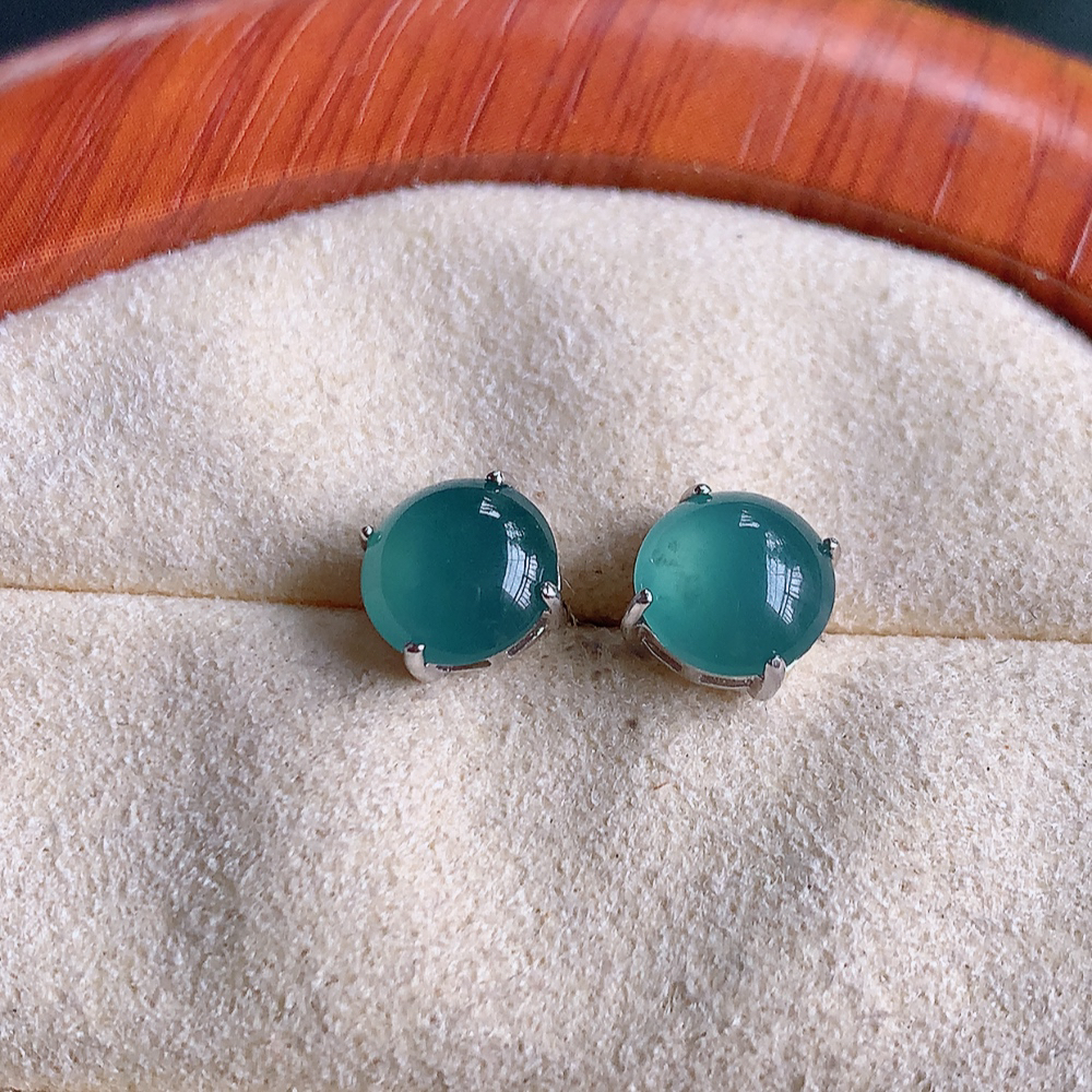 冰晴水翡翠耳钉，自然光实拍，翠色灵动，颜色漂亮，种老水足，品相佳，佩戴佳品！W481.11  取一整体尺寸：7-4.5mm   裸石尺寸：7mm