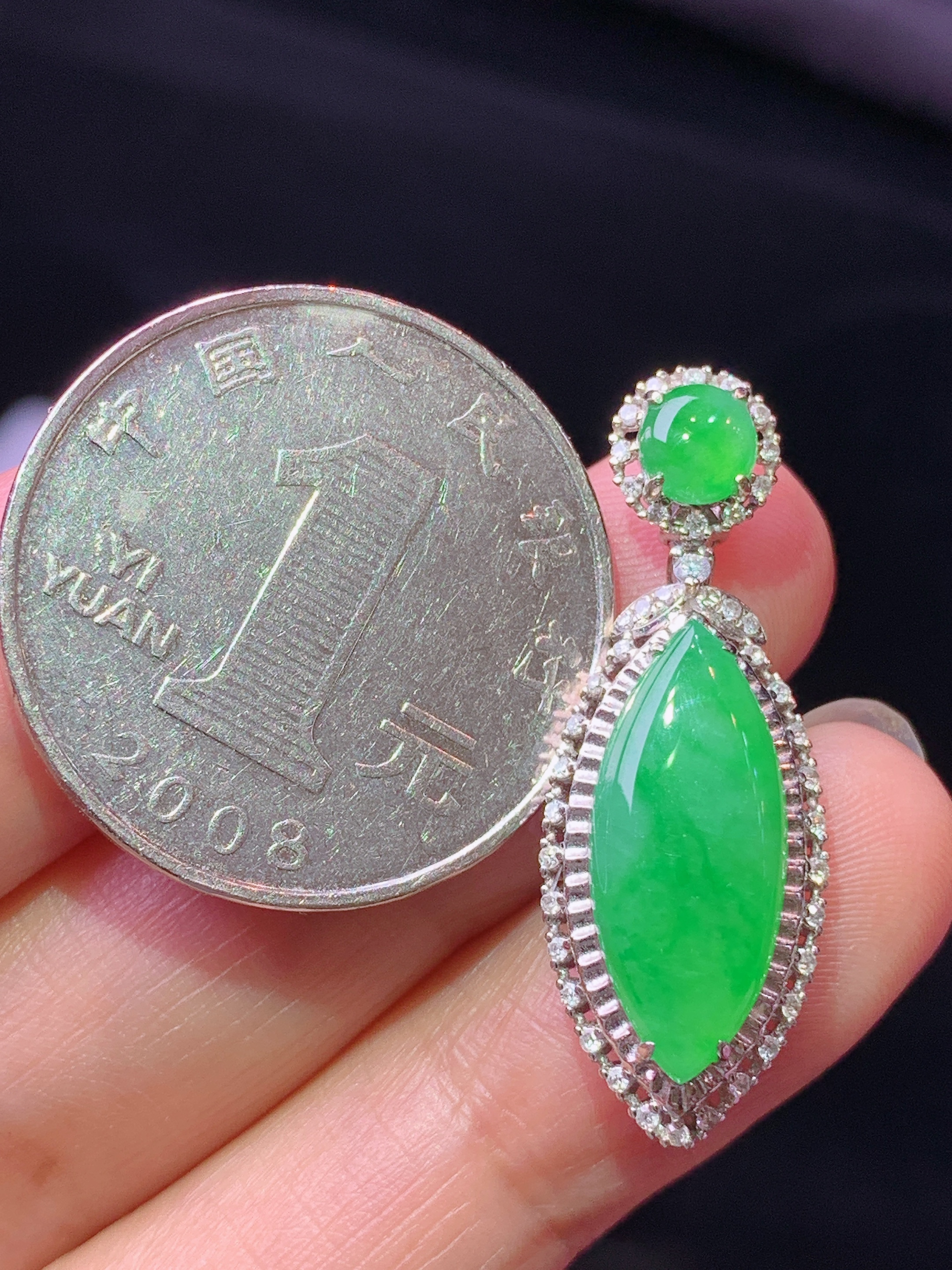 18k金钻镶嵌翠绿马眼吊坠 玉质细腻 色泽艳丽清新 水润亮眼 整体尺寸31*11.3*7j2