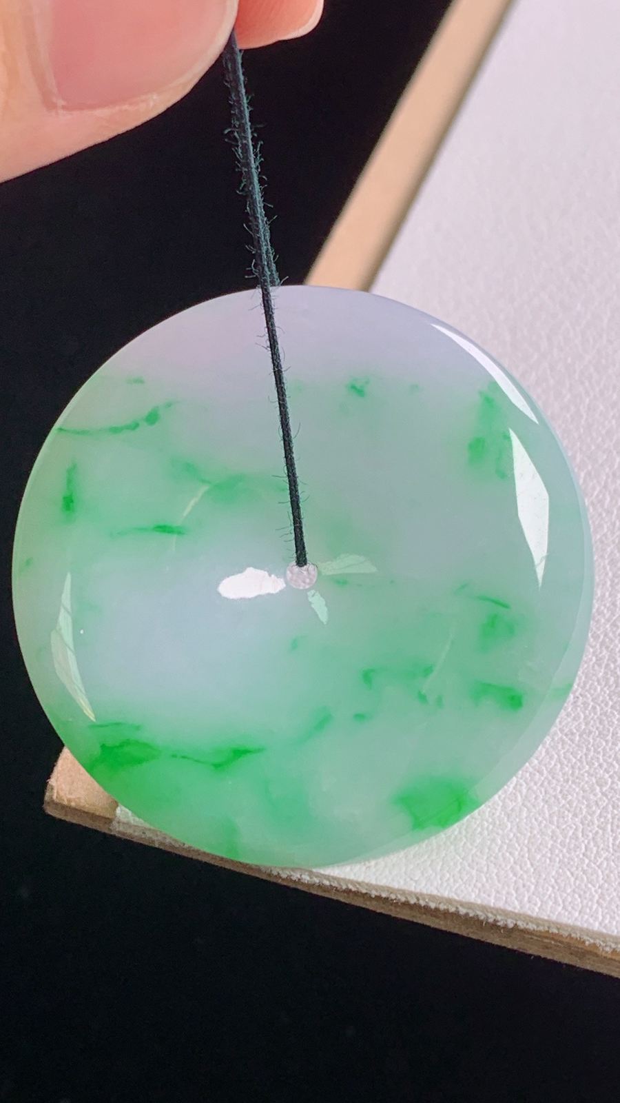 冰飘绿平安扣
色泽鲜亮，胶感十足，
尺寸:37.3-5.9mm 8