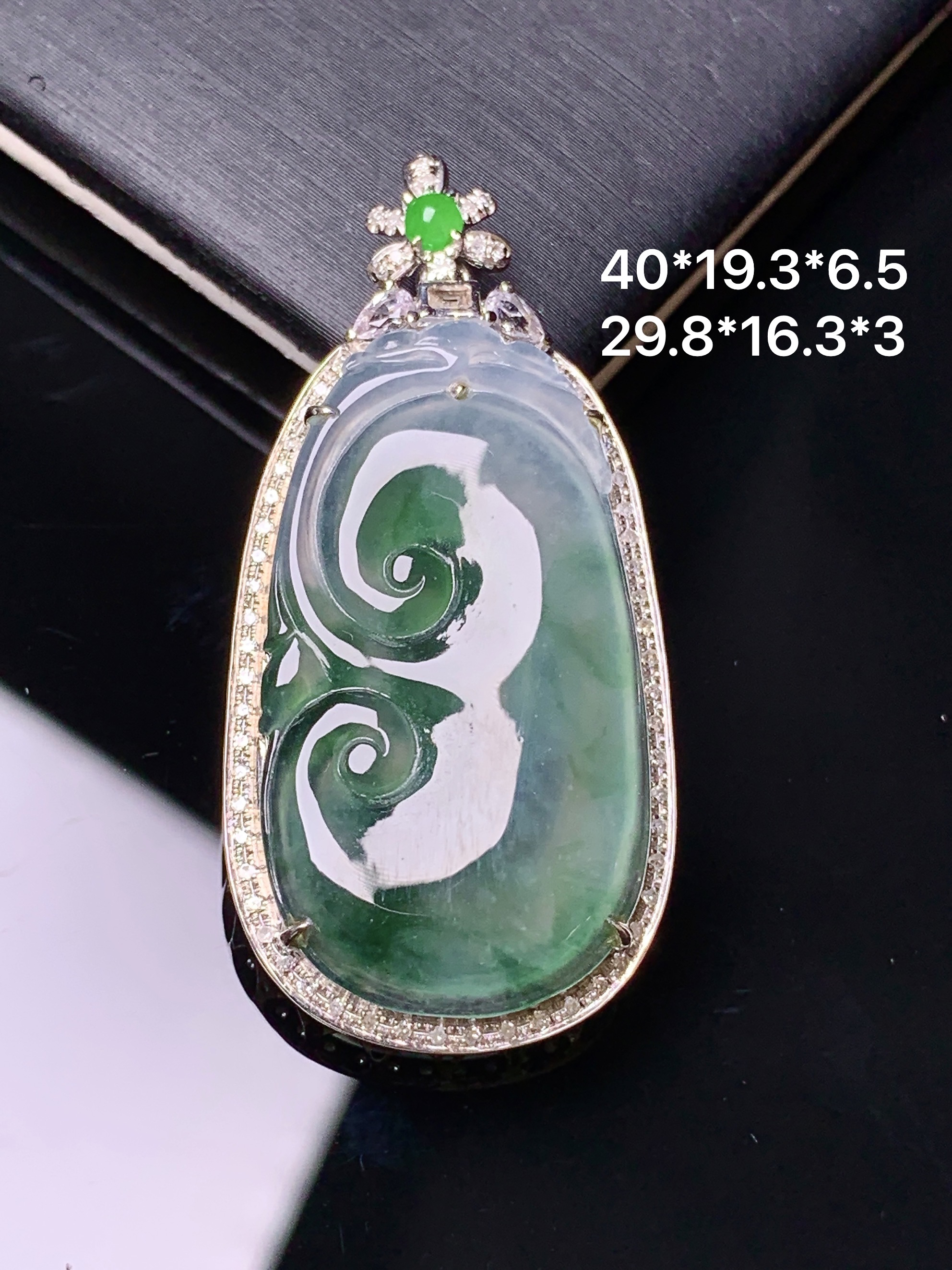 18k金钻镶嵌飘绿如意吊坠 玉质细腻 色泽艳丽清新 水润亮眼 整体尺寸40*19.3*6.5yz