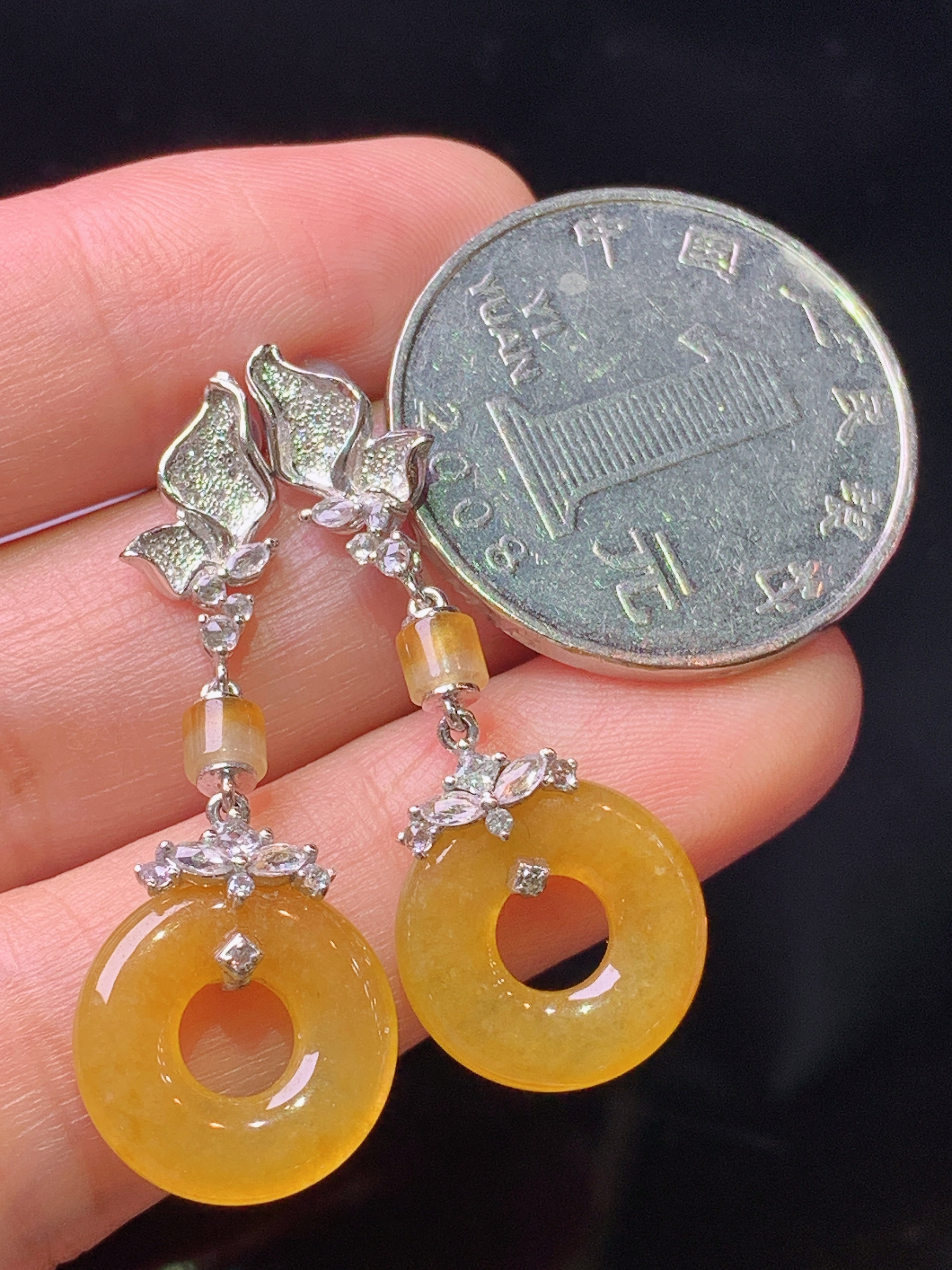 18k金钻镶嵌黄翡平安环耳坠 玉质细腻 色泽艳丽清新 水润亮眼 整体尺寸36.8*13.5*3.2c5