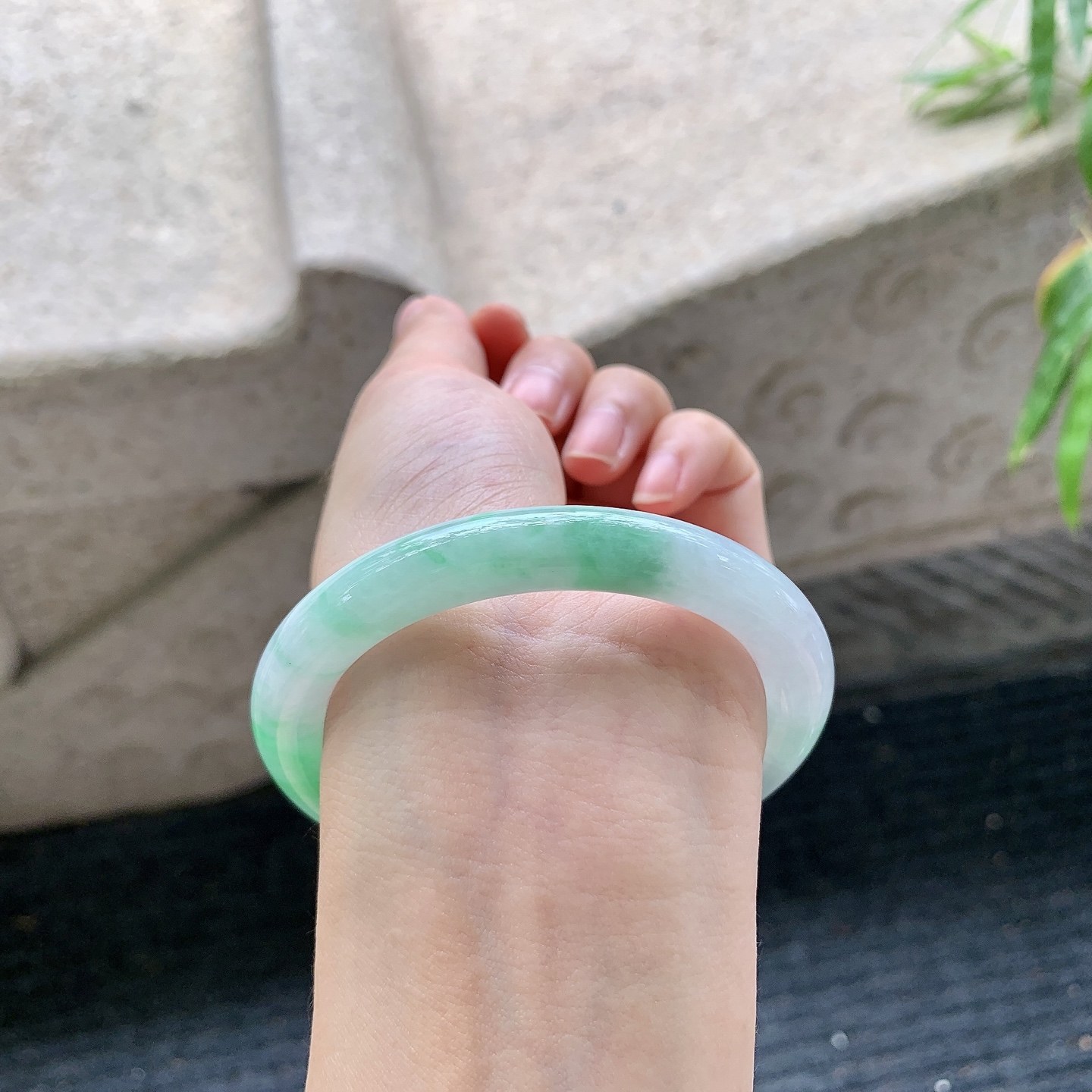 圆条54 55【圈口】54.5/8.8/9【编码】A1121781【描述】细糯飘绿，水润，种老，细腻，有纹线