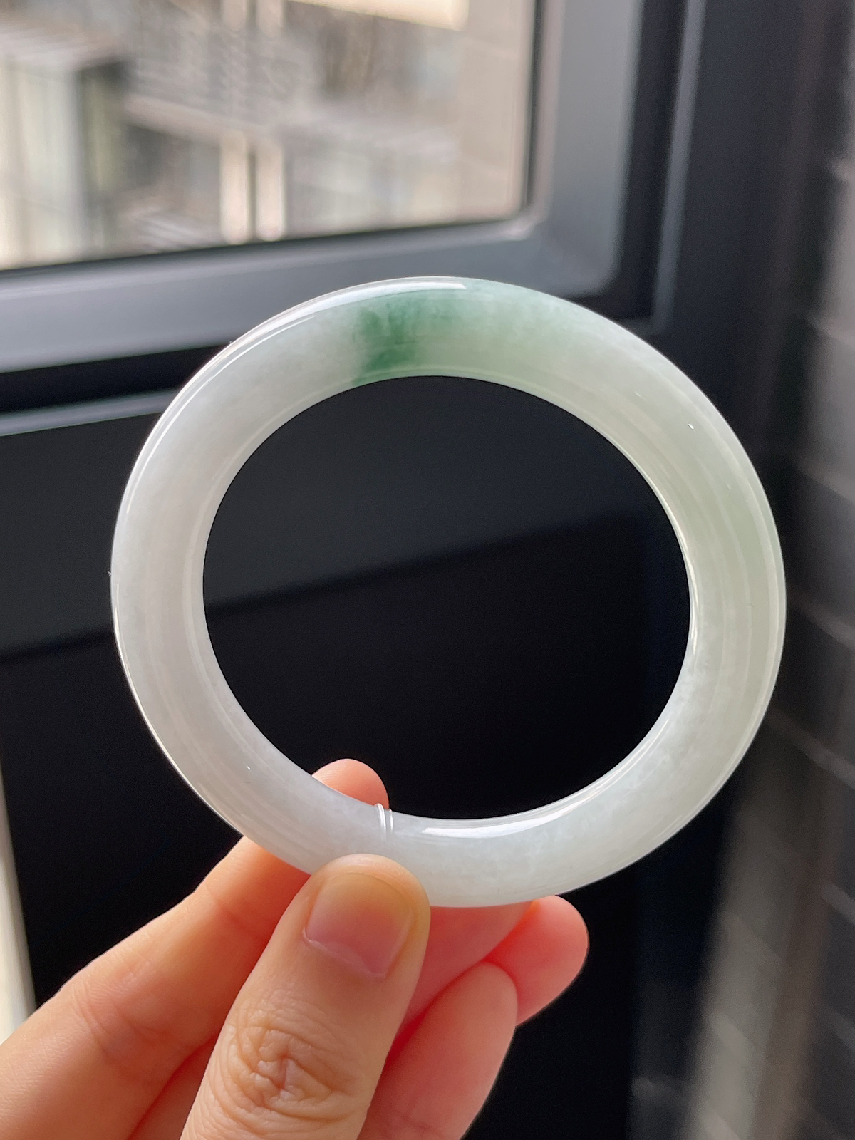 圆镯52圈口，翡翠糯化种飘绿手镯