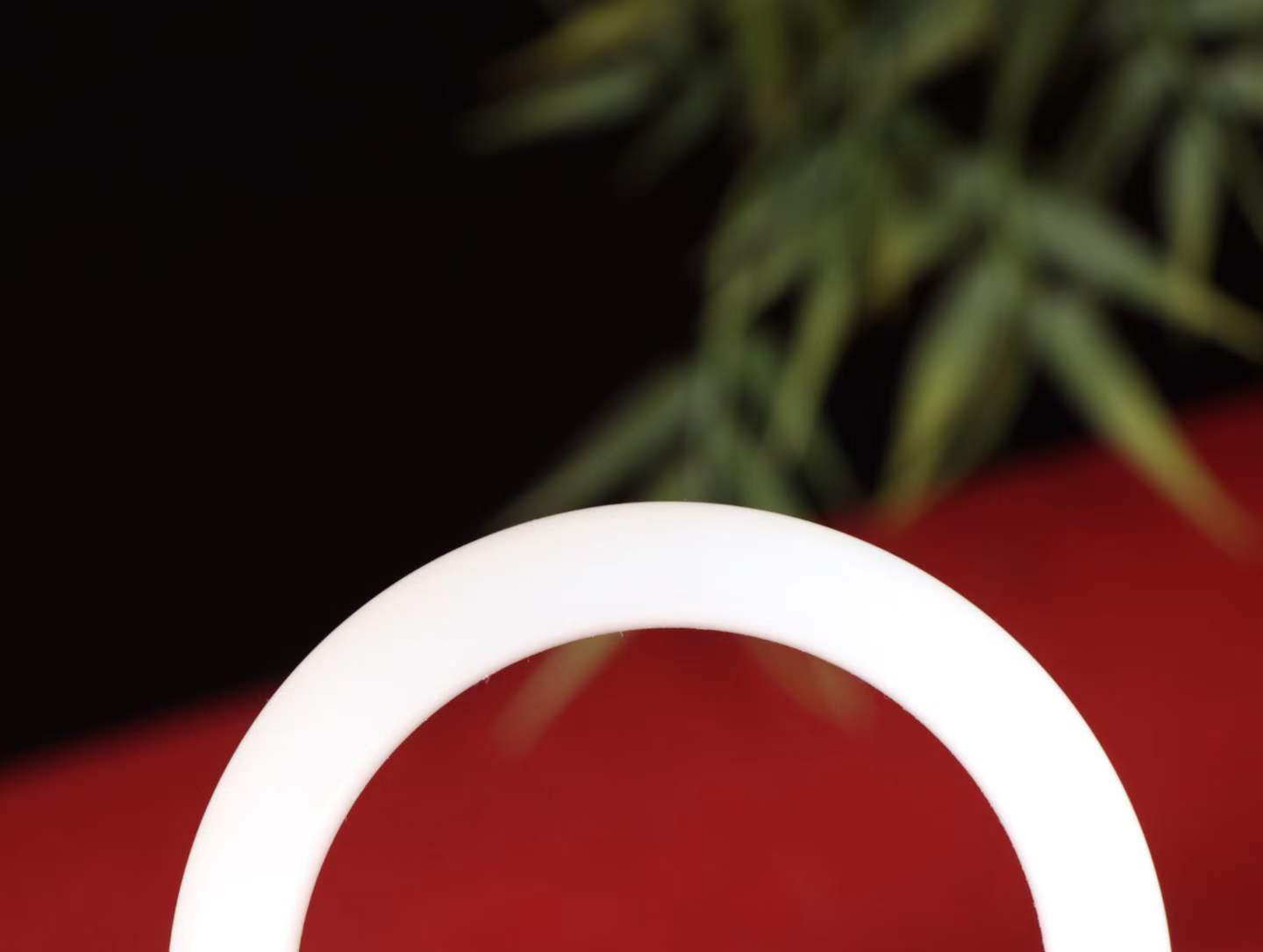 【一见倾心】

精品和田玉白加藕粉双色手镯，色彩温馨，玉质温润细腻 油性十足 手感舒适，款式精美，高华雅逸，线条流畅，佩戴于腕间，婉约之美，举手投足间透出那低调奢华。
重55克  圈口57.3mm 尺寸57-11.5-9.5mm FSO26248038218