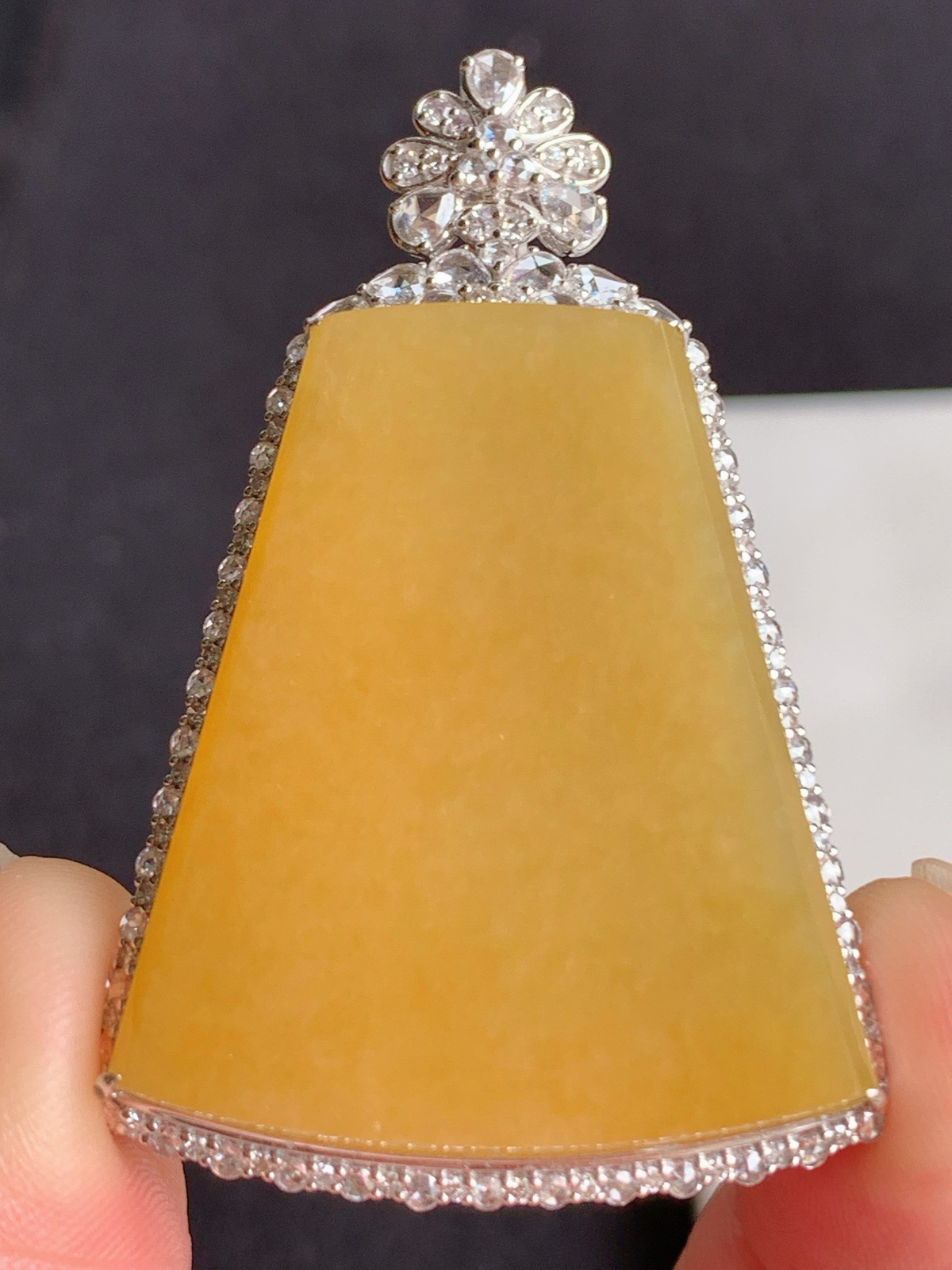 ️【18k镶嵌冰黄无事牌】
裸石尺寸：  33.9/29.9
整体尺寸：49/31.6/12.3.