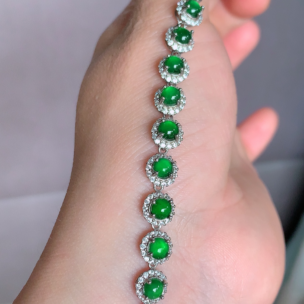 冰润翡翠蛋面手链，水水润润，珠圆玉润，颜色鲜艳，妙明清净，清秀高雅，佩戴效果优雅迷人！性价比超值 W481.11取一尺寸：7-5.2mm    裸石尺寸大：4.5mm