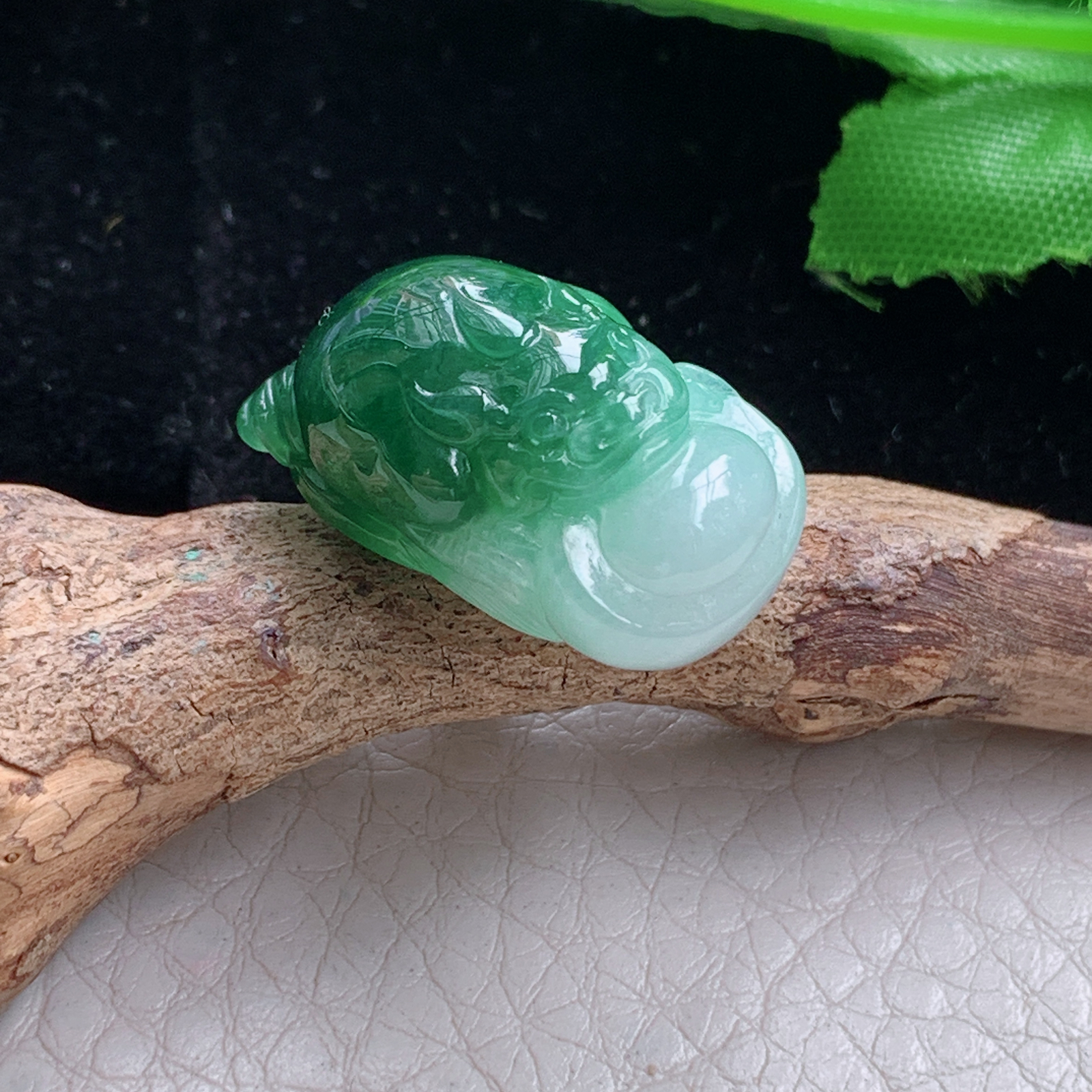 lz实拍24.8*14.2*12.2天然缅甸翡翠双彩招财蟾玉吊坠 玉挂件