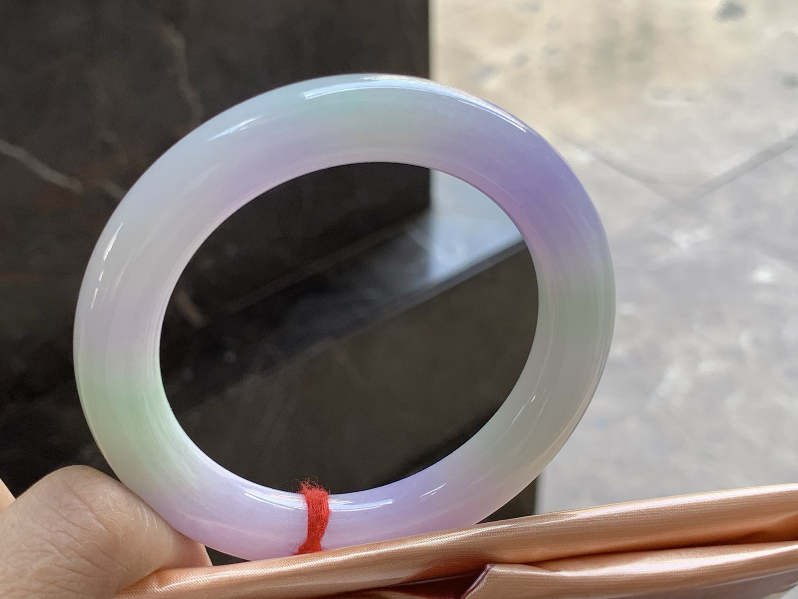 54-10.5

春彩圆条手镯54 55可戴～ 颜色鲜艳 细腻清爽的底子