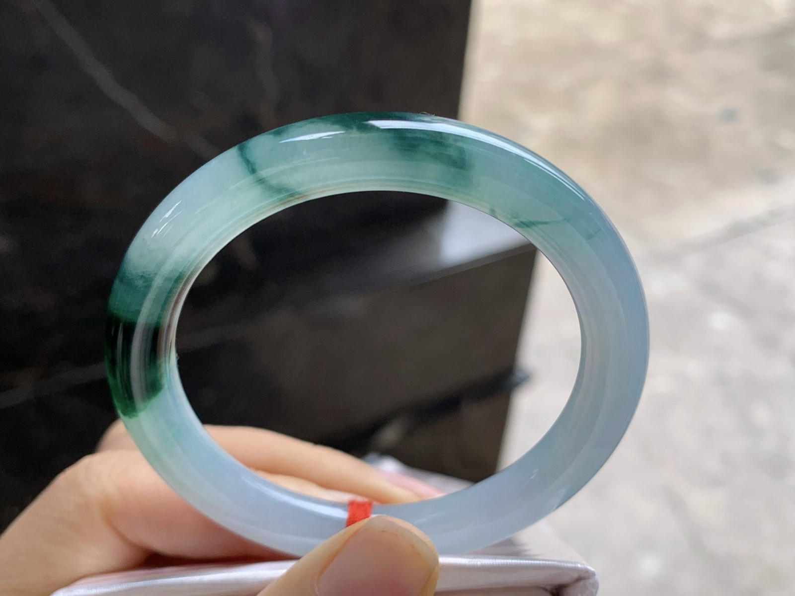 52-8.5

飘花圆条手镯^_^鲜艳 玉质温润