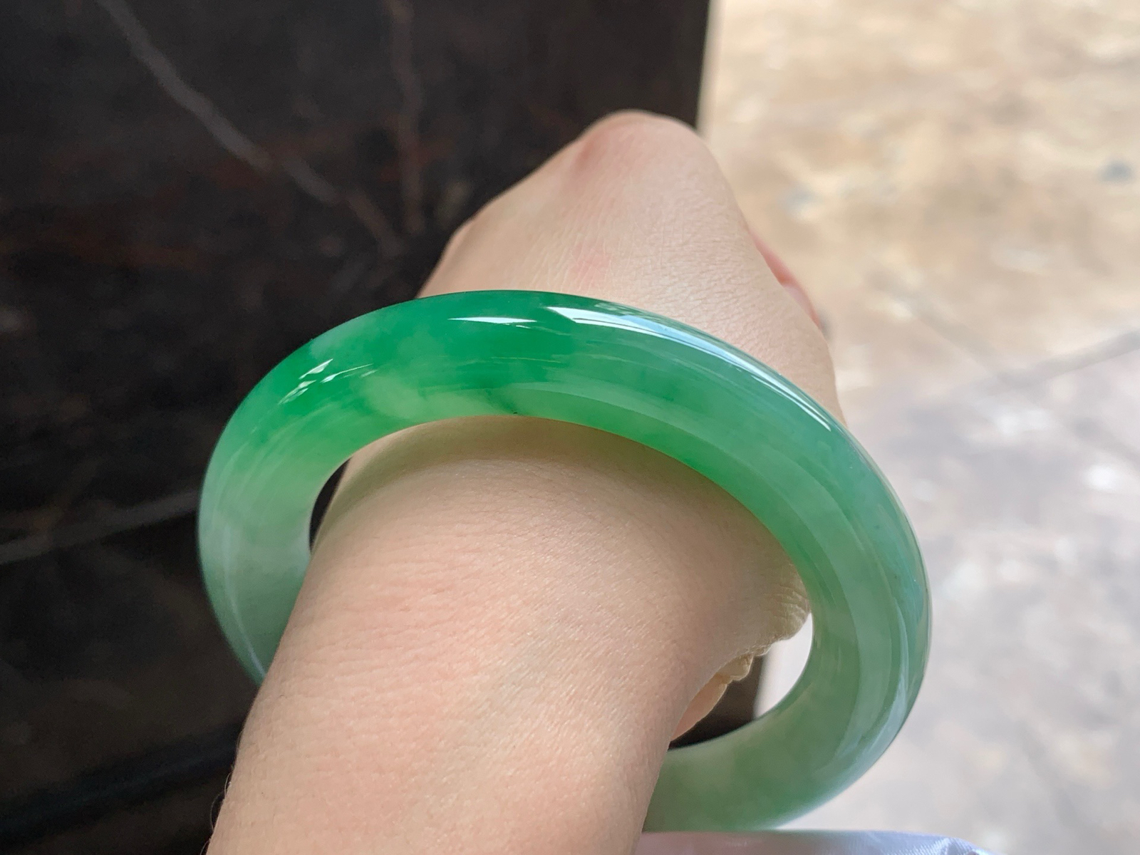 54-11

绿色圆条手镯^_^鲜艳 玉质温润