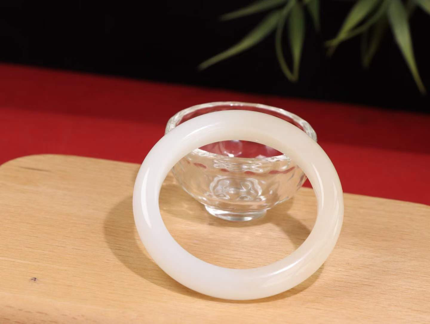 【一见倾心】

精品和田玉白加藕粉双色手镯，色彩温馨，玉质温润细腻 油性十足 手感舒适，款式精美，高华雅逸，线条流畅，佩戴于腕间，婉约之美，举手投足间透出那低调奢华。
重55克  圈口57.3mm 尺寸57-11.5-9.5mm FSO26248038218