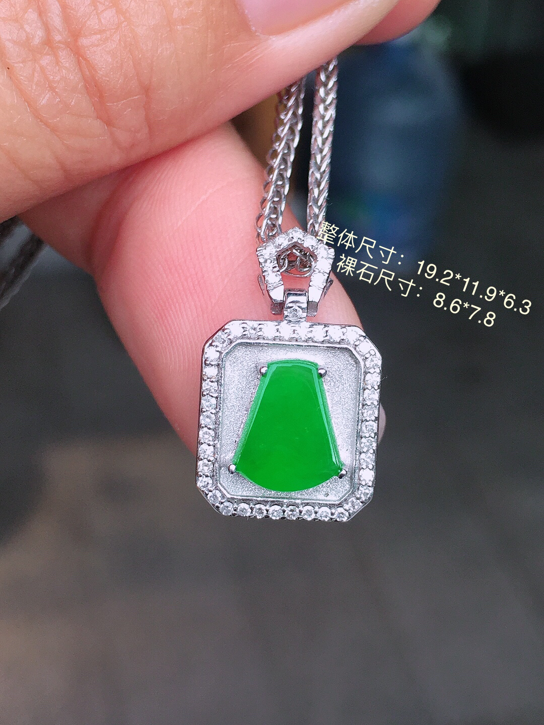 阳绿无事牌吊坠，色泽均匀艳丽，玉质细腻，荧光感超
强，饱满圆润，尽显优雅气质，18k
金豪华镶嵌