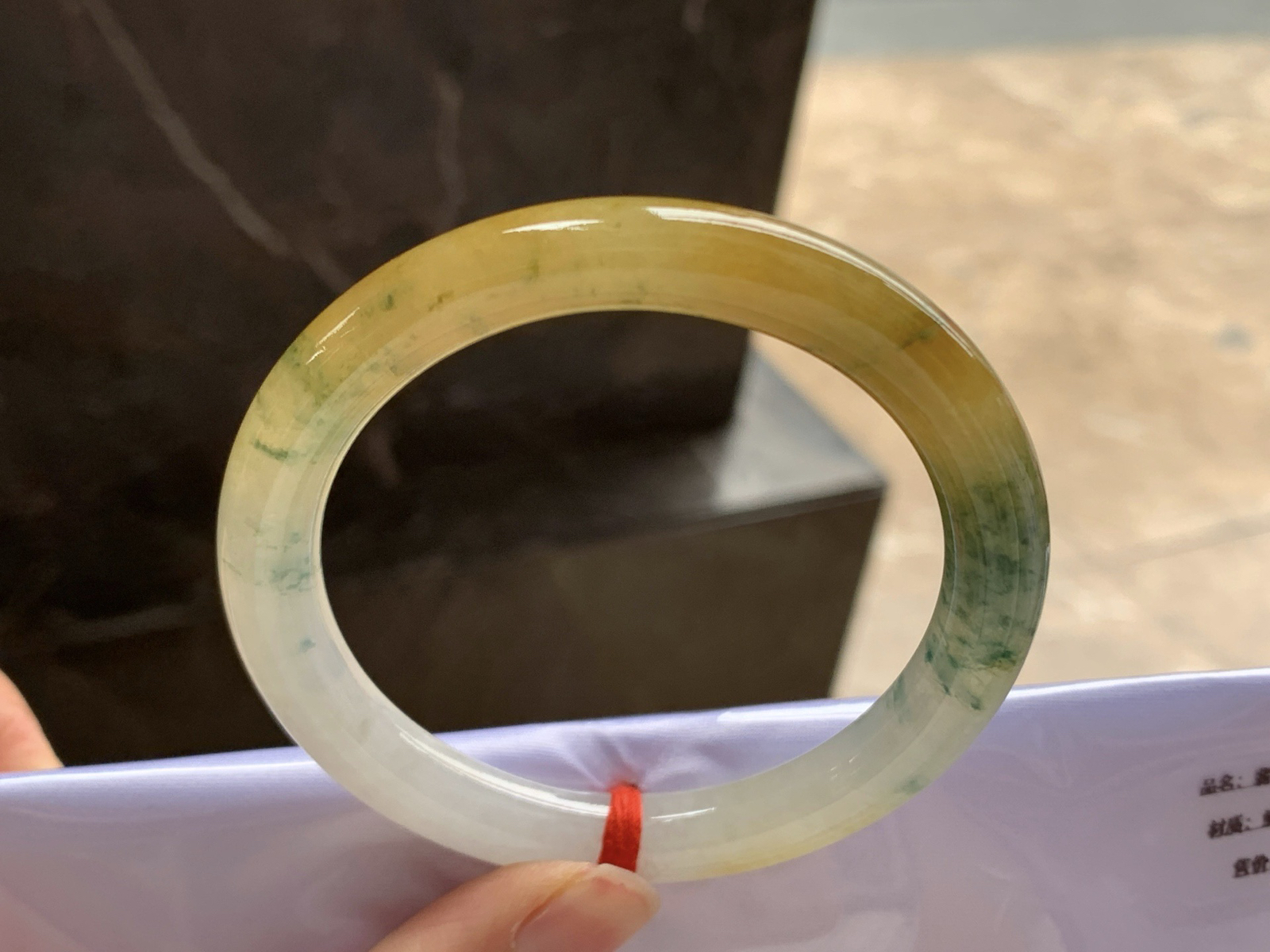 53-10

黄翡圆条手镯^_^鲜艳