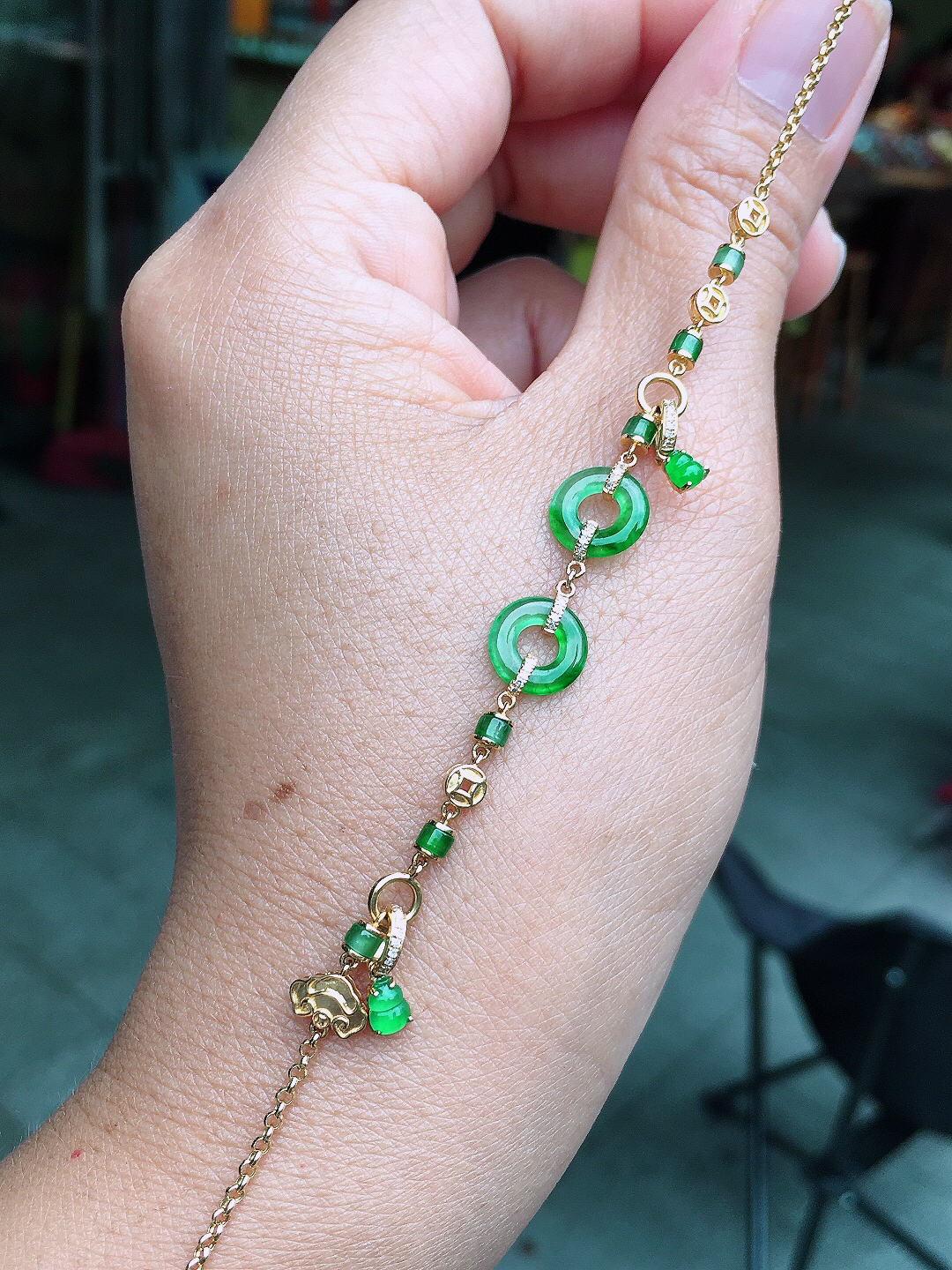 阳绿平安扣手链，色泽均匀艳丽，玉质细腻，荧光感超
强，饱满圆润，尽显优雅气质，18k
金豪华镶嵌