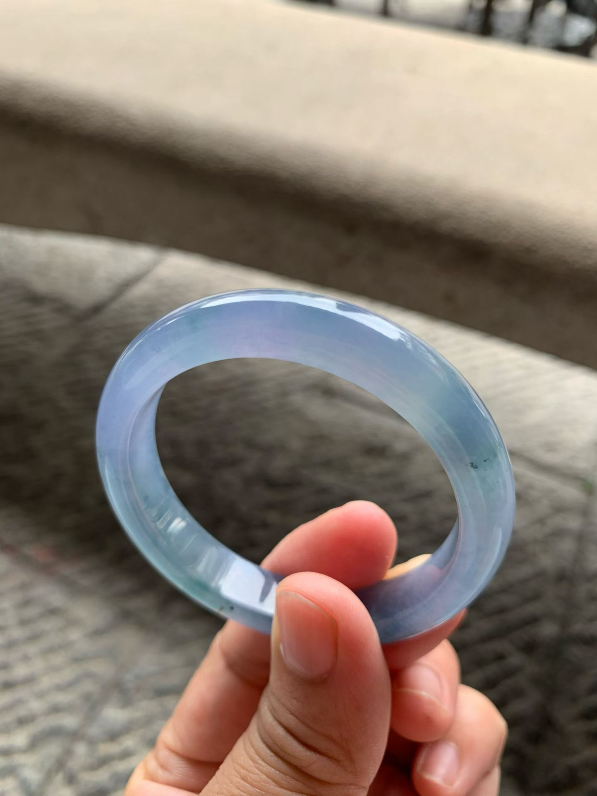 美艳冰紫飘花正圈手镯尺寸50*11*7.5 老坑种水，纯净细腻，通透冰凝，胶感满满，花色灵动，韵味十足，高贵典雅！