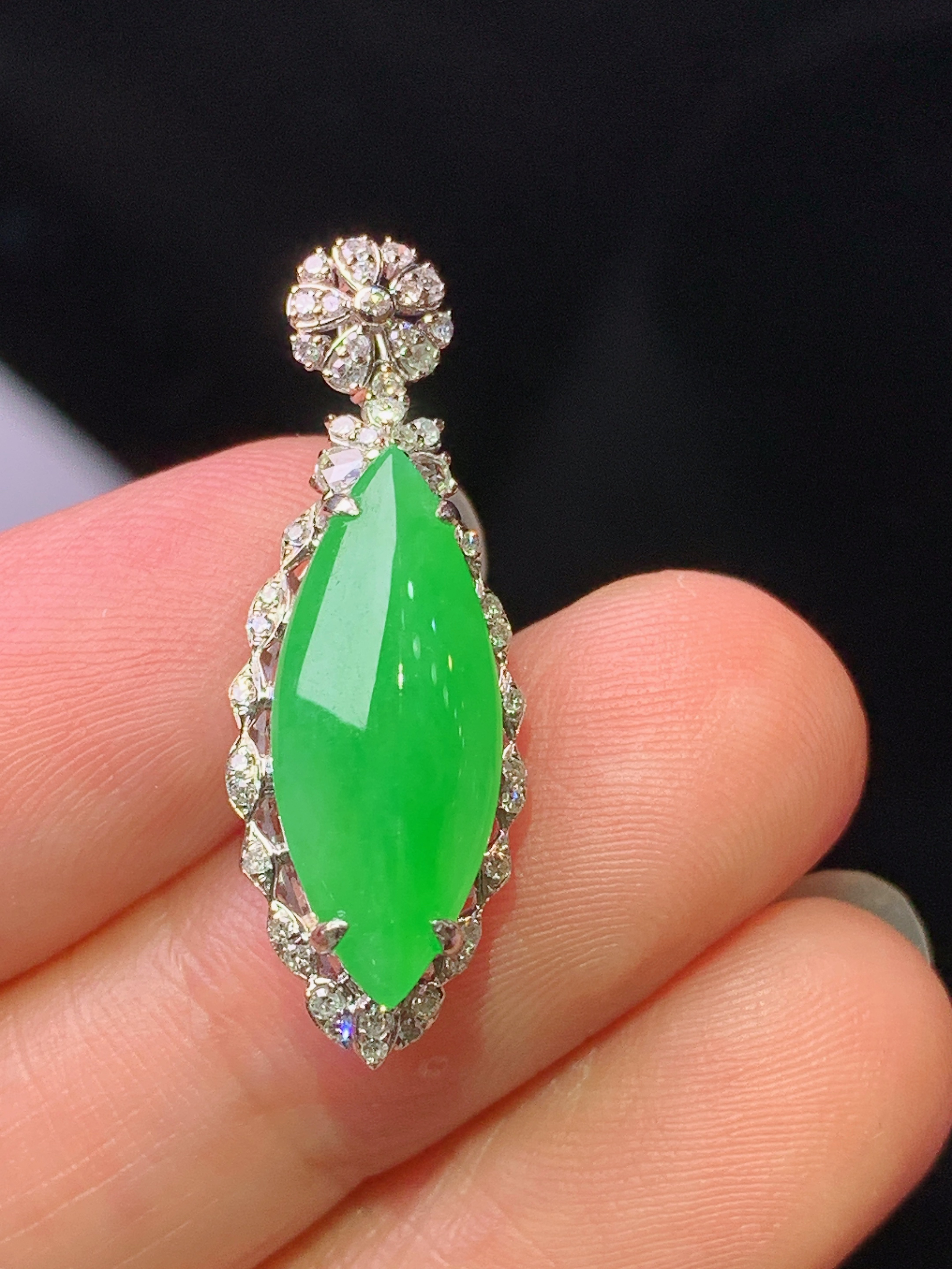 18k金钻镶嵌翠绿马眼吊坠 玉质细腻 色泽艳丽清新 水润亮眼 整体尺寸27.6*9.8*8j2