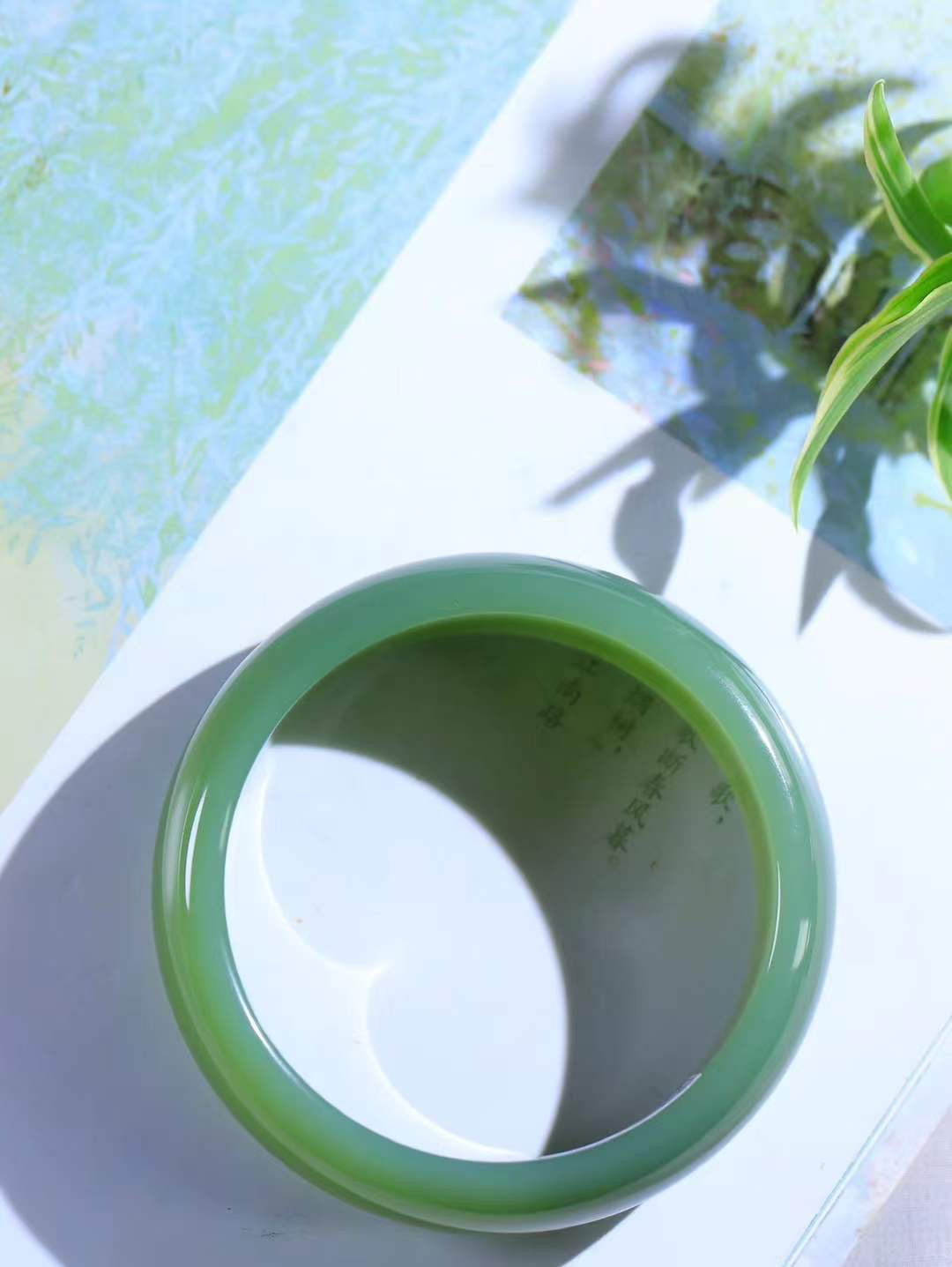 【碧波流转·手镯】

收藏级臻品️和田玉碧玉手镯，玉质细腻温润，手感舒适，️线条流畅，简约大气，美自天成，佩戴于腕间，婉约之美，举手投足间透出那份低调奢华，醉人心扉。
重83.5克 内径圈口60mm  尺寸19.8-8mm  FDT-11461133