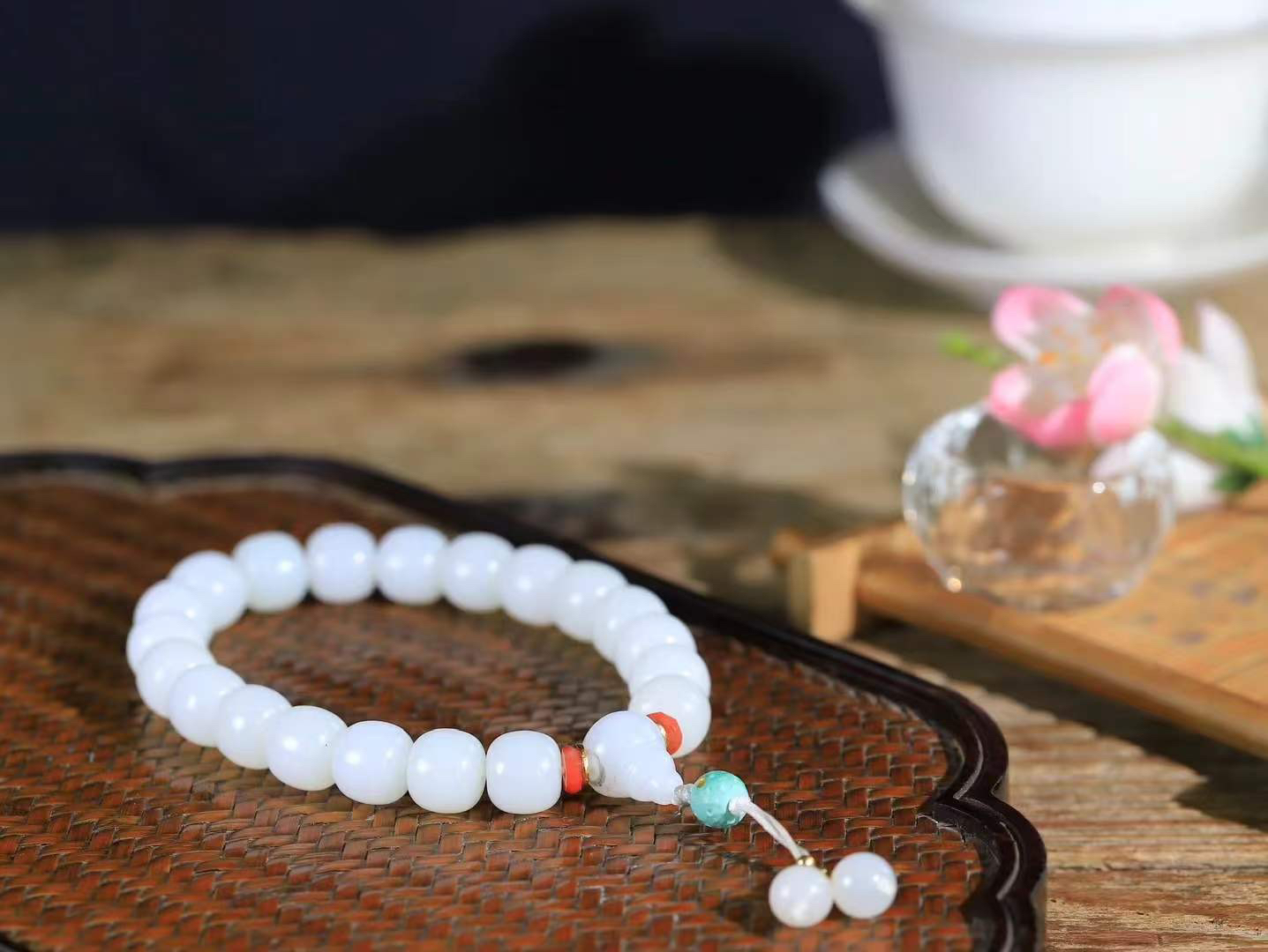 （老型珠.手串）

精品和田玉白玉老型珠手串，玉质细腻油润 饱满光滑 质朴无华，悠远简单，人心境界远，百世修炼深，心灵常驻善意持，觉悟人生百世修。重46克    尺寸取一10-10.8mm    10401000A