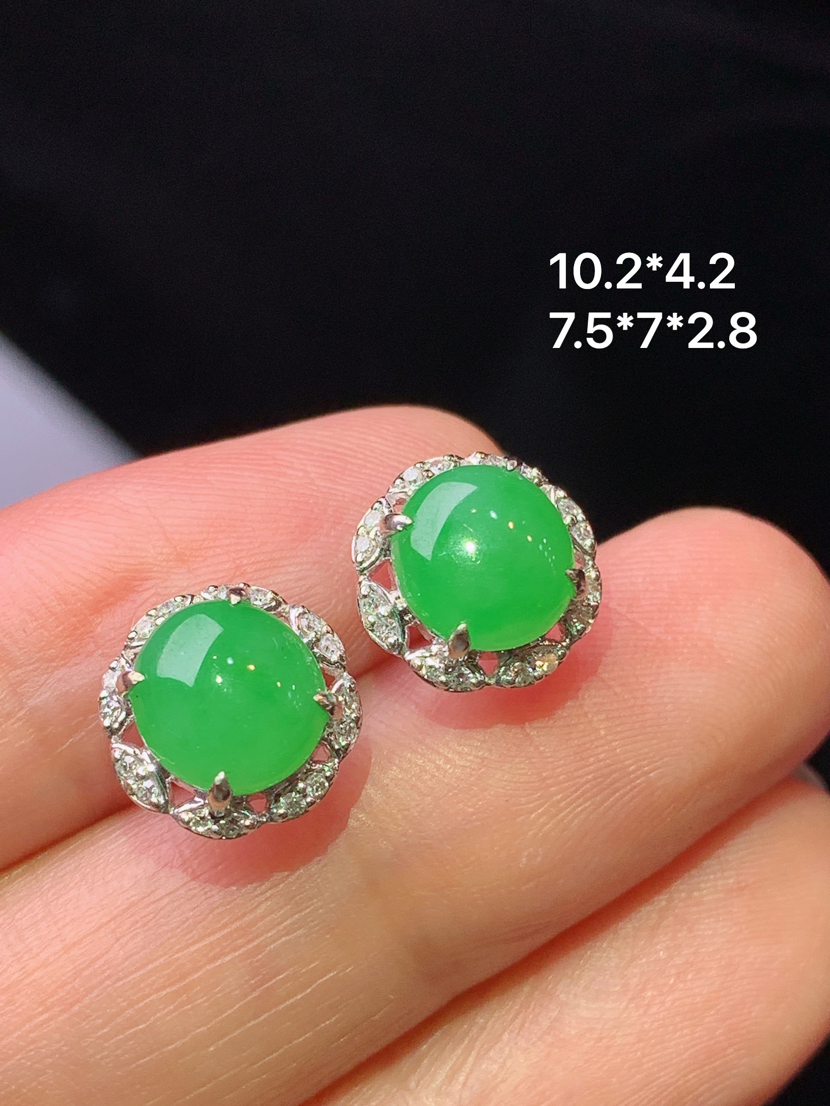 18k金钻镶嵌翠绿蛋面耳钉 玉质细腻 色泽艳丽清新 水润亮眼 整体尺寸10.2*4.2j2