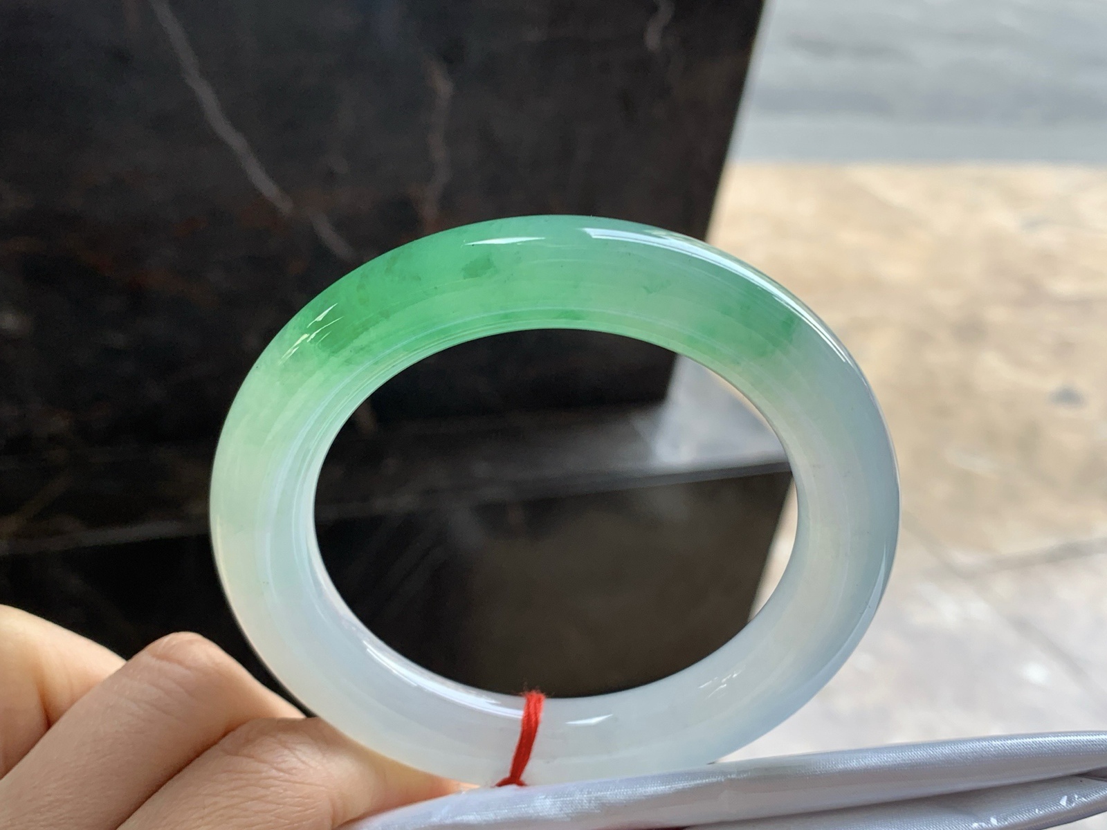 59-11.8

冰带色圆条手镯^_^鲜艳 色阳 种水好 大圈