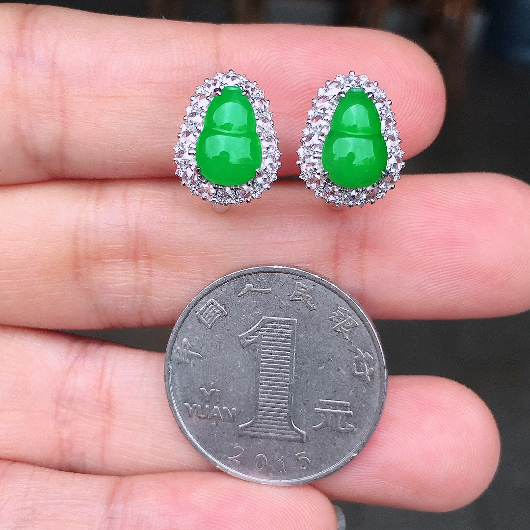 阳绿葫芦耳钉，色泽均匀艳丽，玉质细腻，荧光感超
强，饱满圆润，尽显优雅气质，18k
金豪华镶嵌