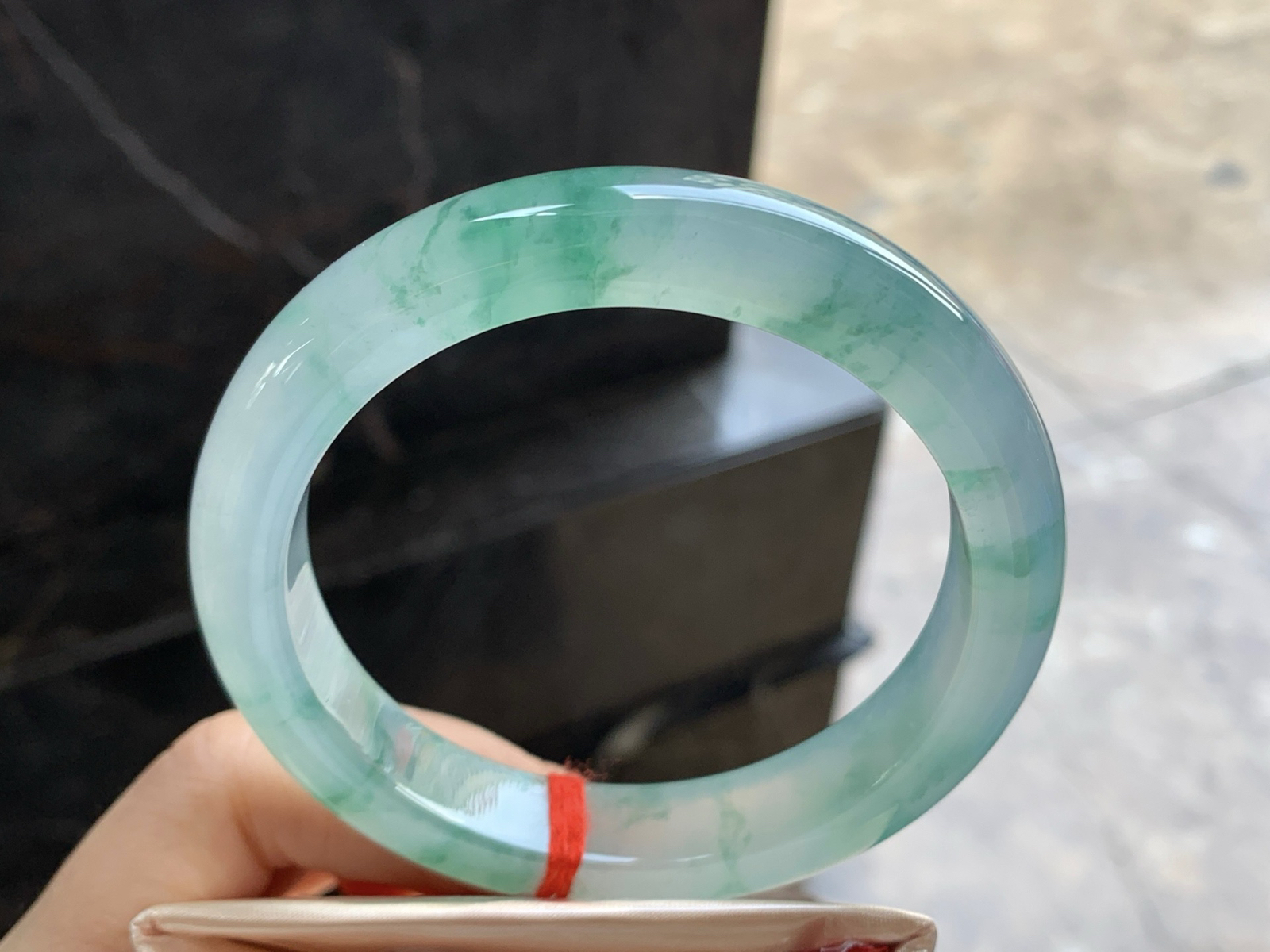 61-12.6-9.3

冰绿花手镯^_^种水好 鲜艳 大圈