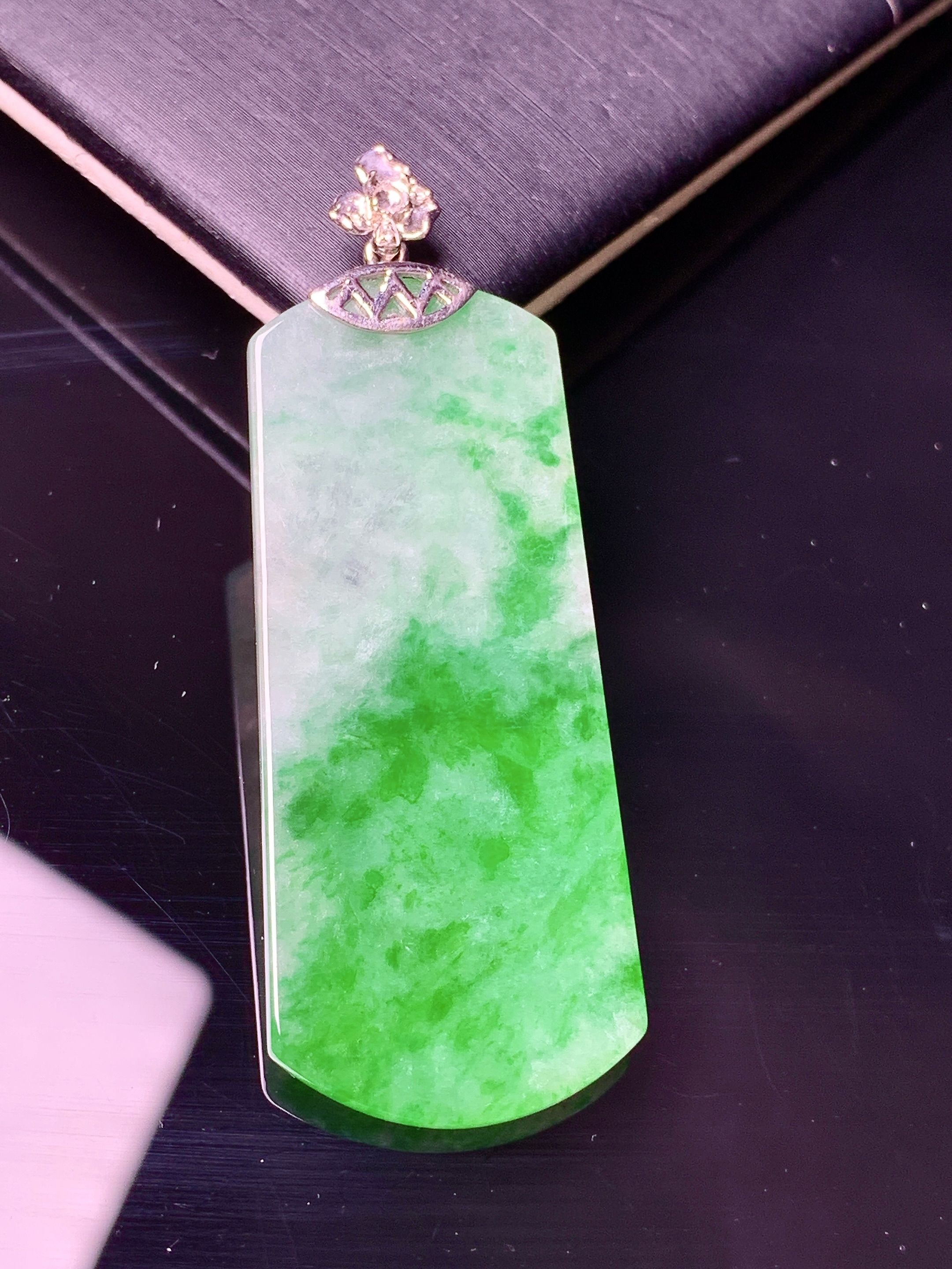 18k金钻镶嵌吊坠 玉质细腻 色泽艳丽清新 水润亮眼 整体尺寸51.6*18.6*2.5c1