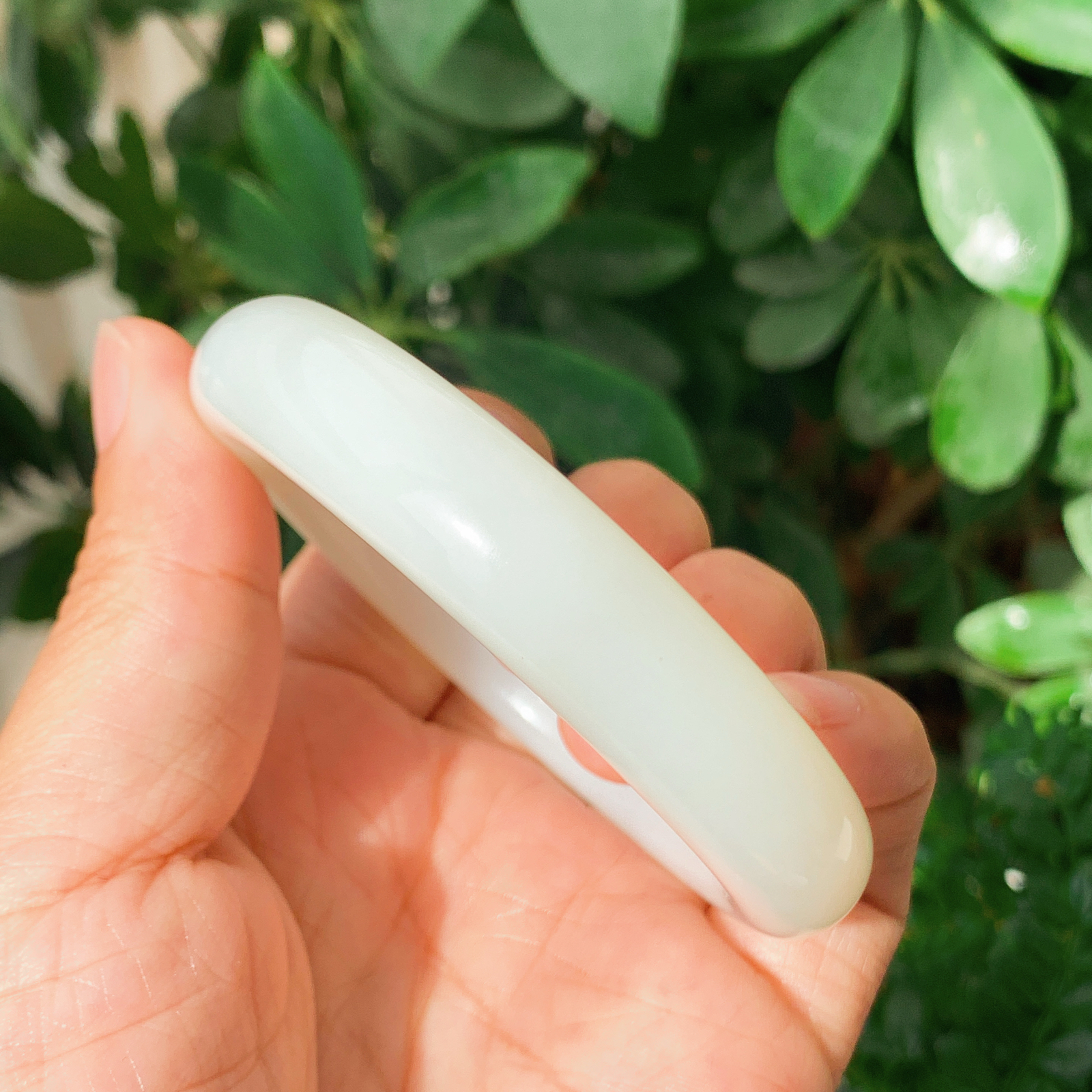 羊59白玉手镯和田玉山料手镯59圈口宽13厚10无裂无杂特细腻 高脂粉，高品质，萦绕腕间时，古韵不失