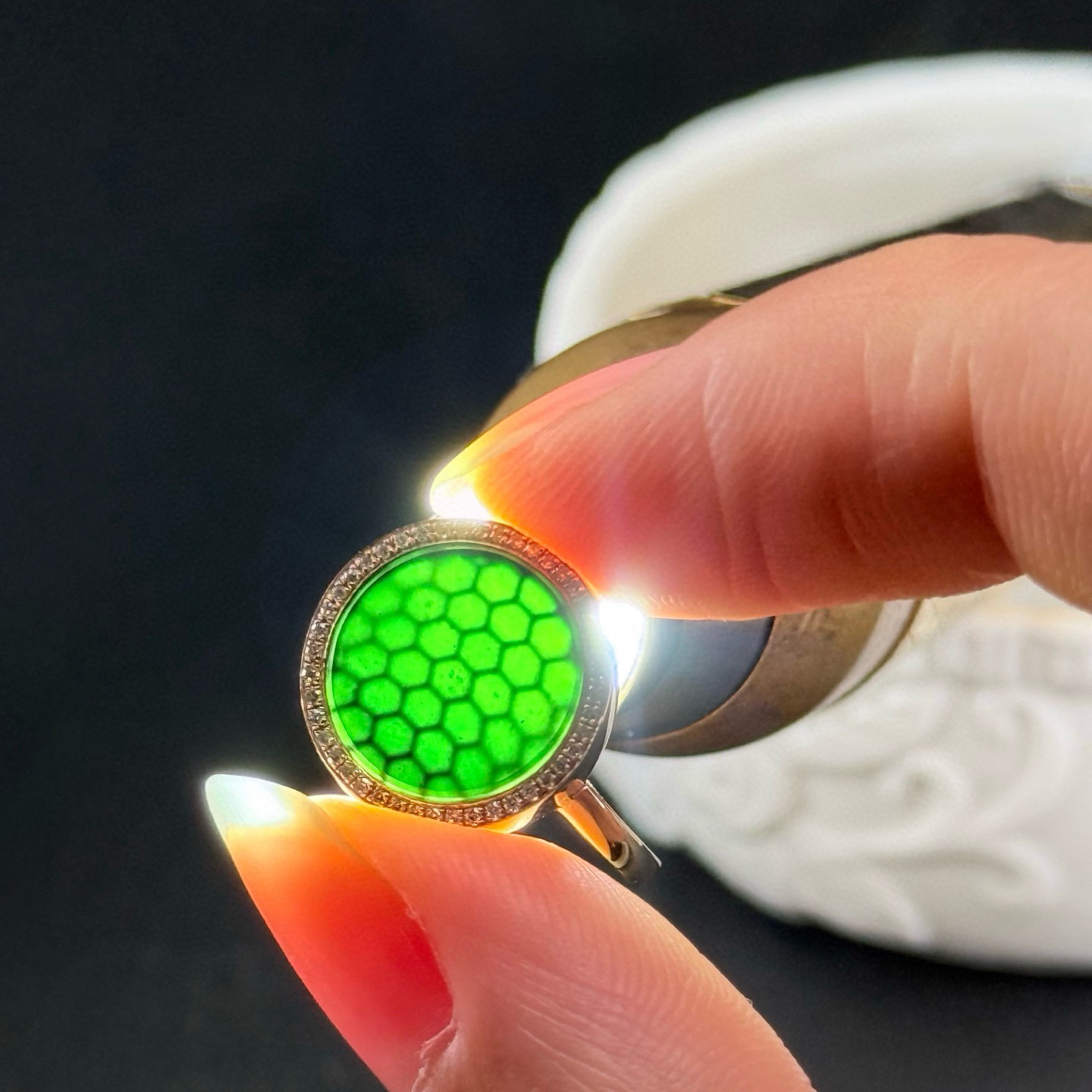 精品18k墨翠圆牌女戒 种好色正 黑度极好 打灯通透 油性十足 尺寸13.5