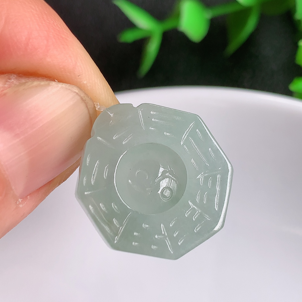 冰润精雕翡翠八卦吊坠，寓意“时来运转，财源滚滚” 寓意佳，颜色清爽，佩戴效果优雅迷人！性价比超值！W